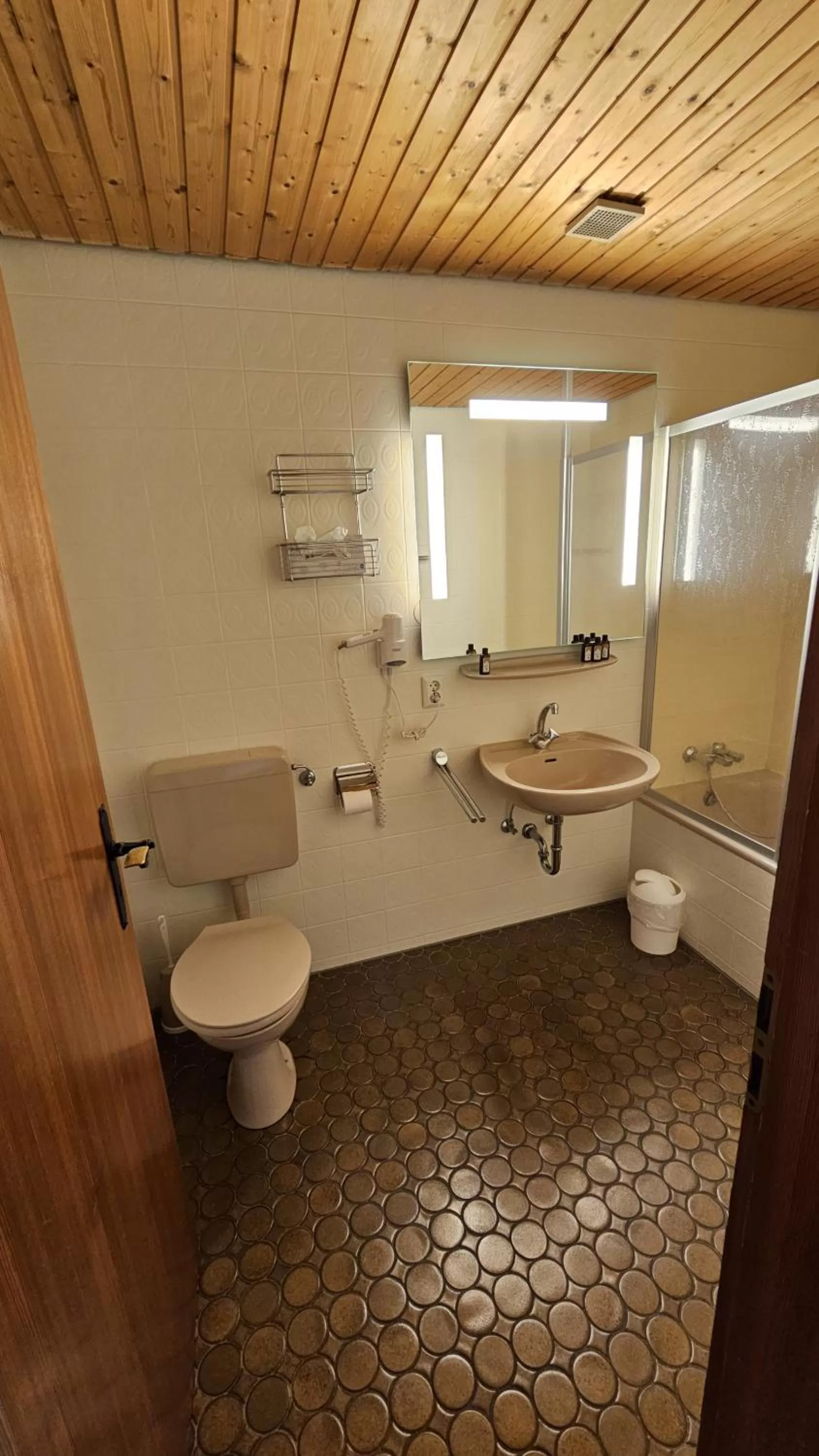 Bathroom in Hotel Lowen by Mastiff