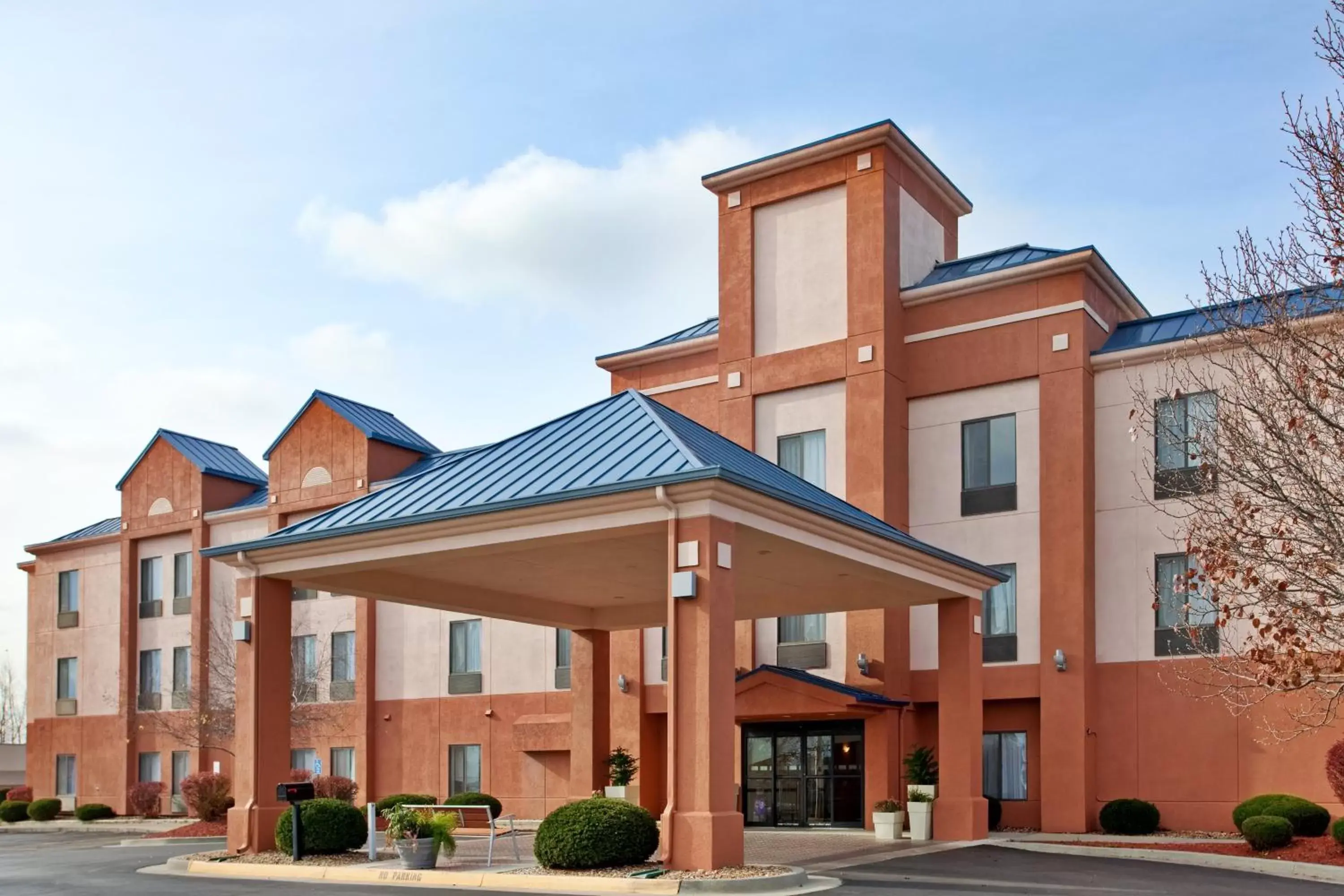 Property Building in Holiday Inn Express & Suites Lansing-Leavenworth, an IHG Hotel