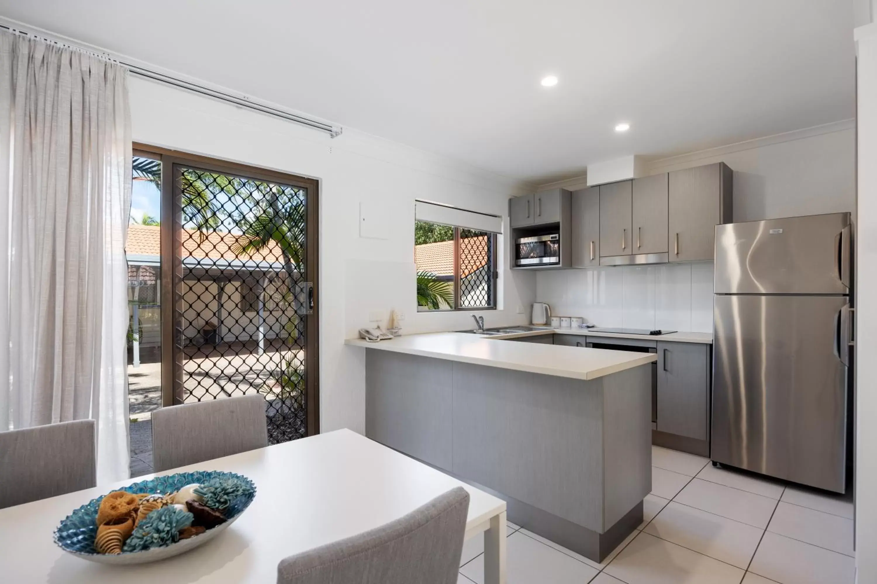 Kitchen/Kitchenette in Wolngarin Holiday Resort Noosa