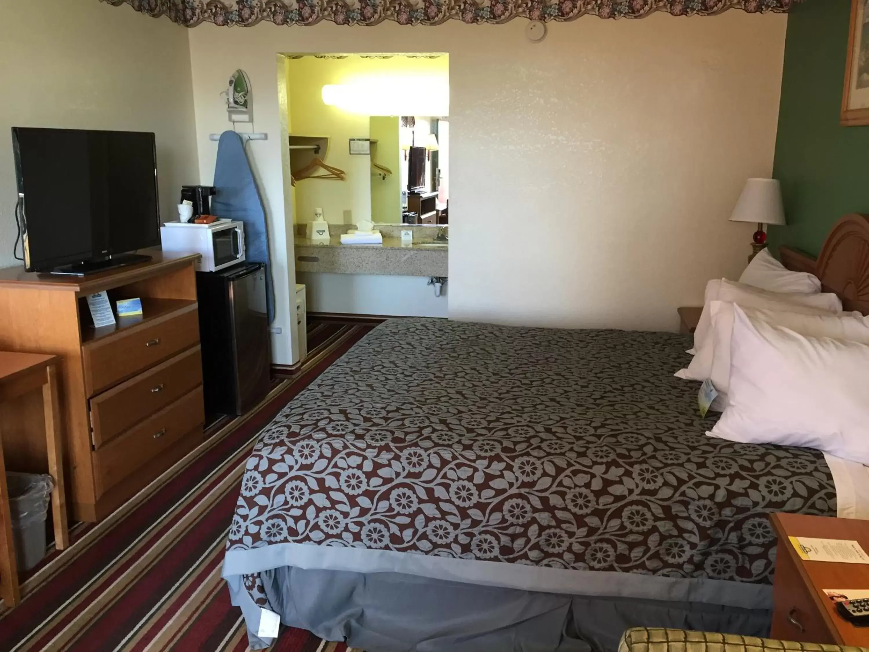 Photo of the whole room, Bed in Days Inn by Wyndham Fort Myers