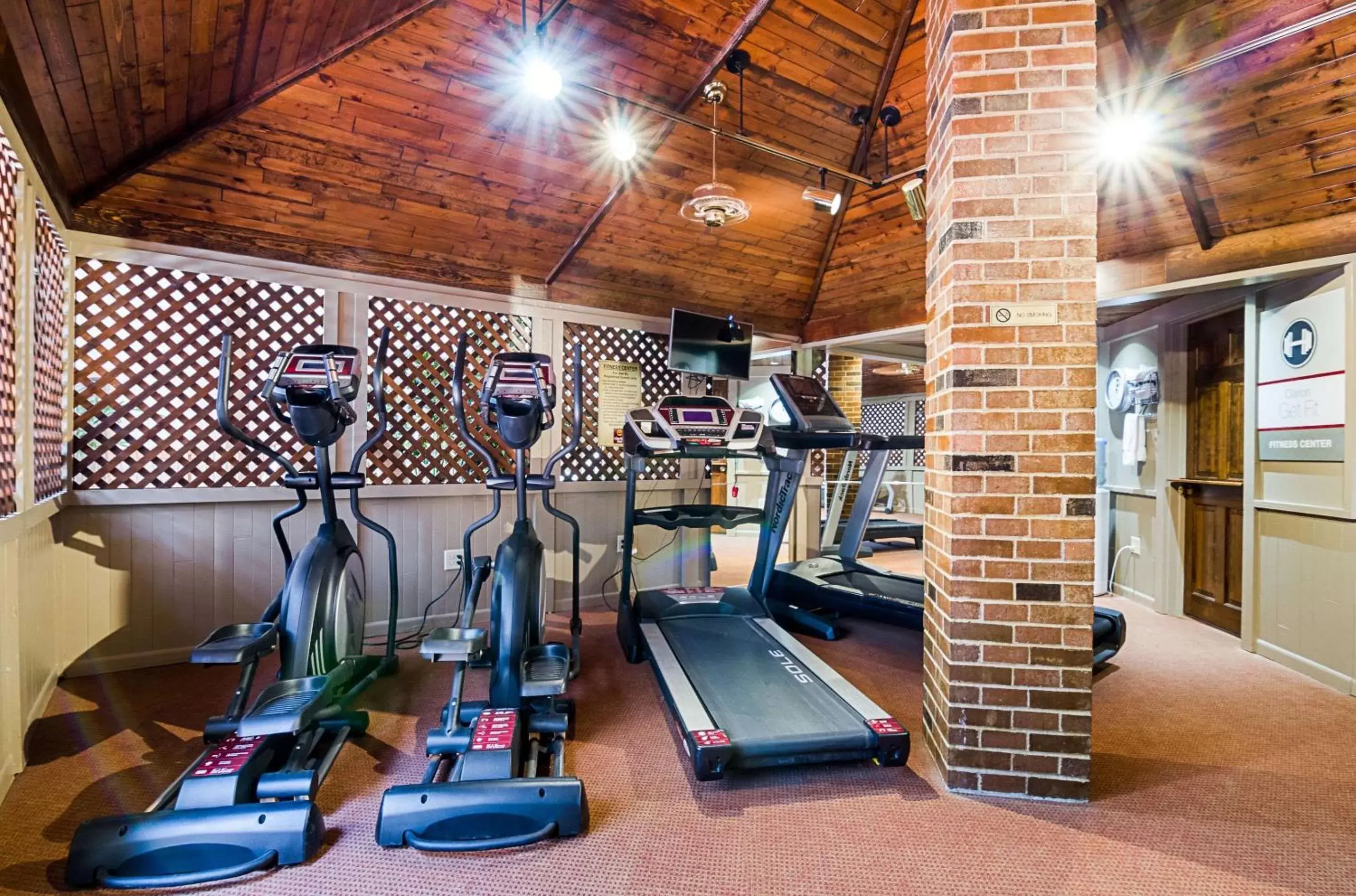 Fitness centre/facilities, Fitness Center/Facilities in Clarion Inn Garden City