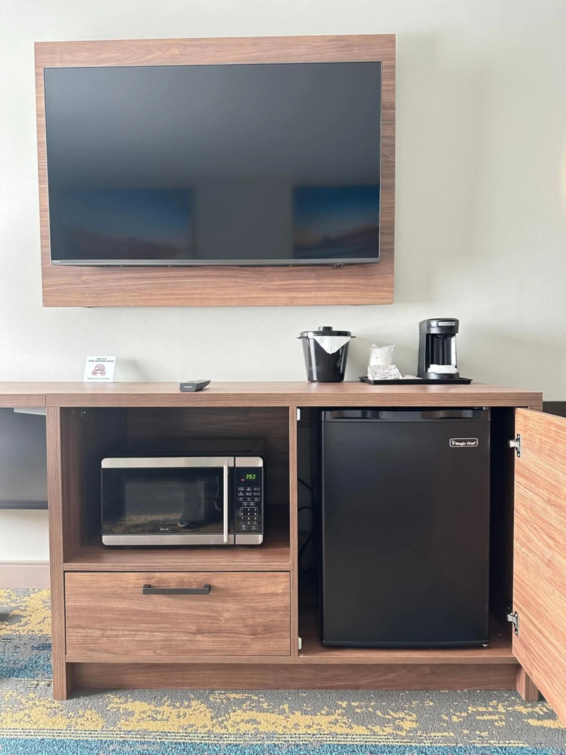 TV and multimedia in La Quinta Inn by Wyndham Columbia NE Fort Jackson