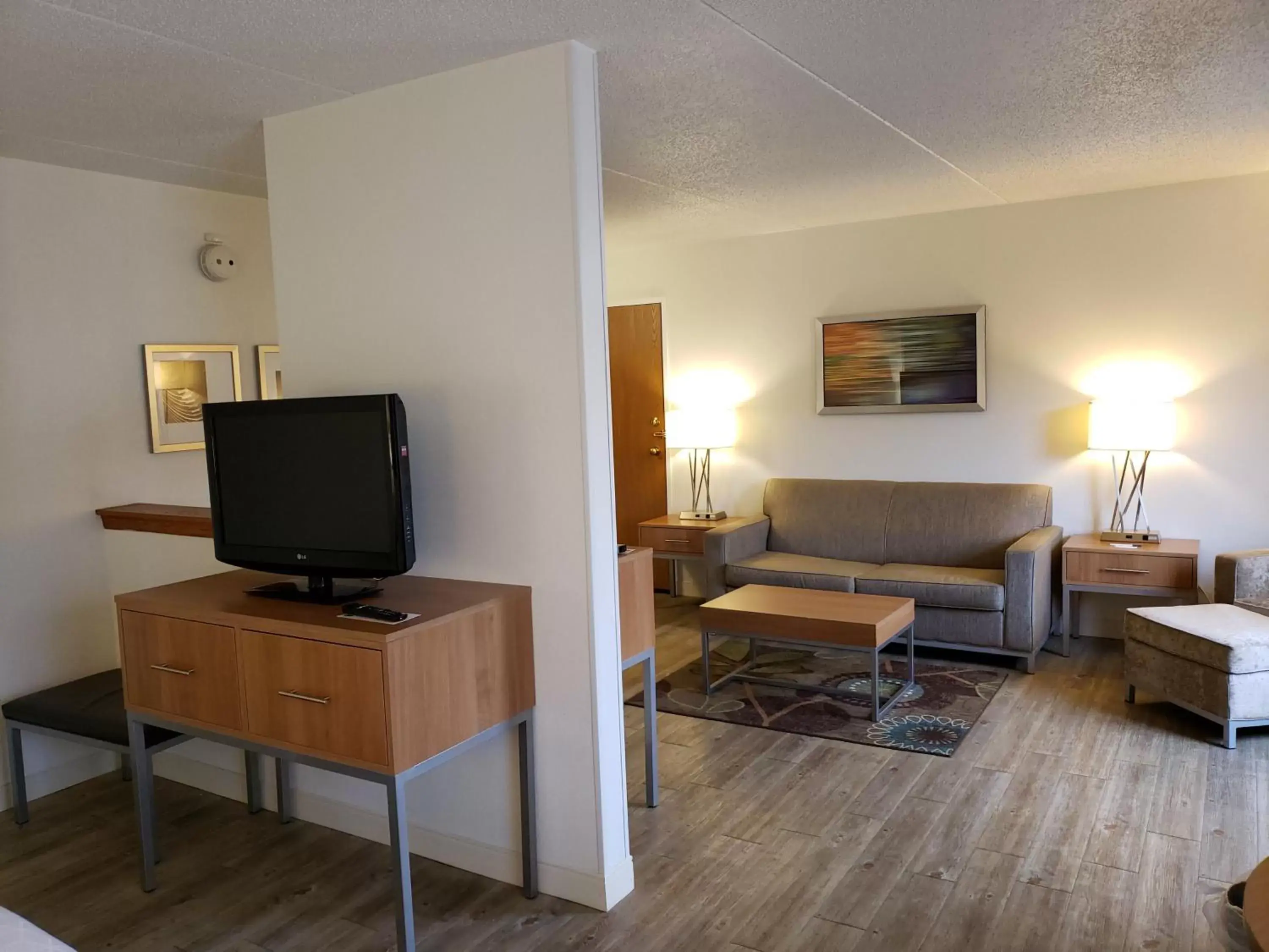 Photo of the whole room, TV/Entertainment Center in Holiday Inn Express Hotel Pittsburgh-North/Harmarville, an IHG Hotel