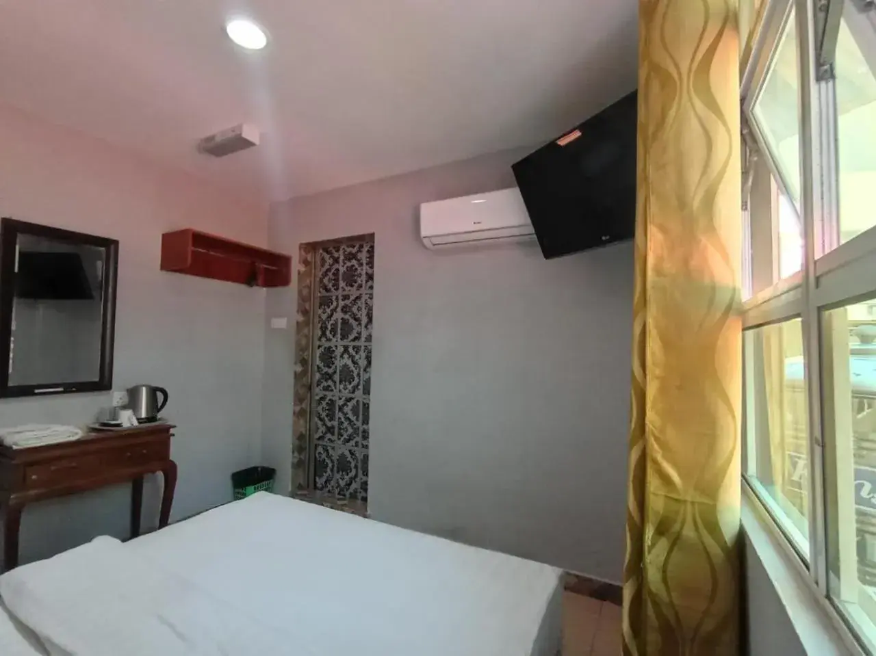 Communal lounge/ TV room, TV/Entertainment Center in HOTEL RK CAHAYA