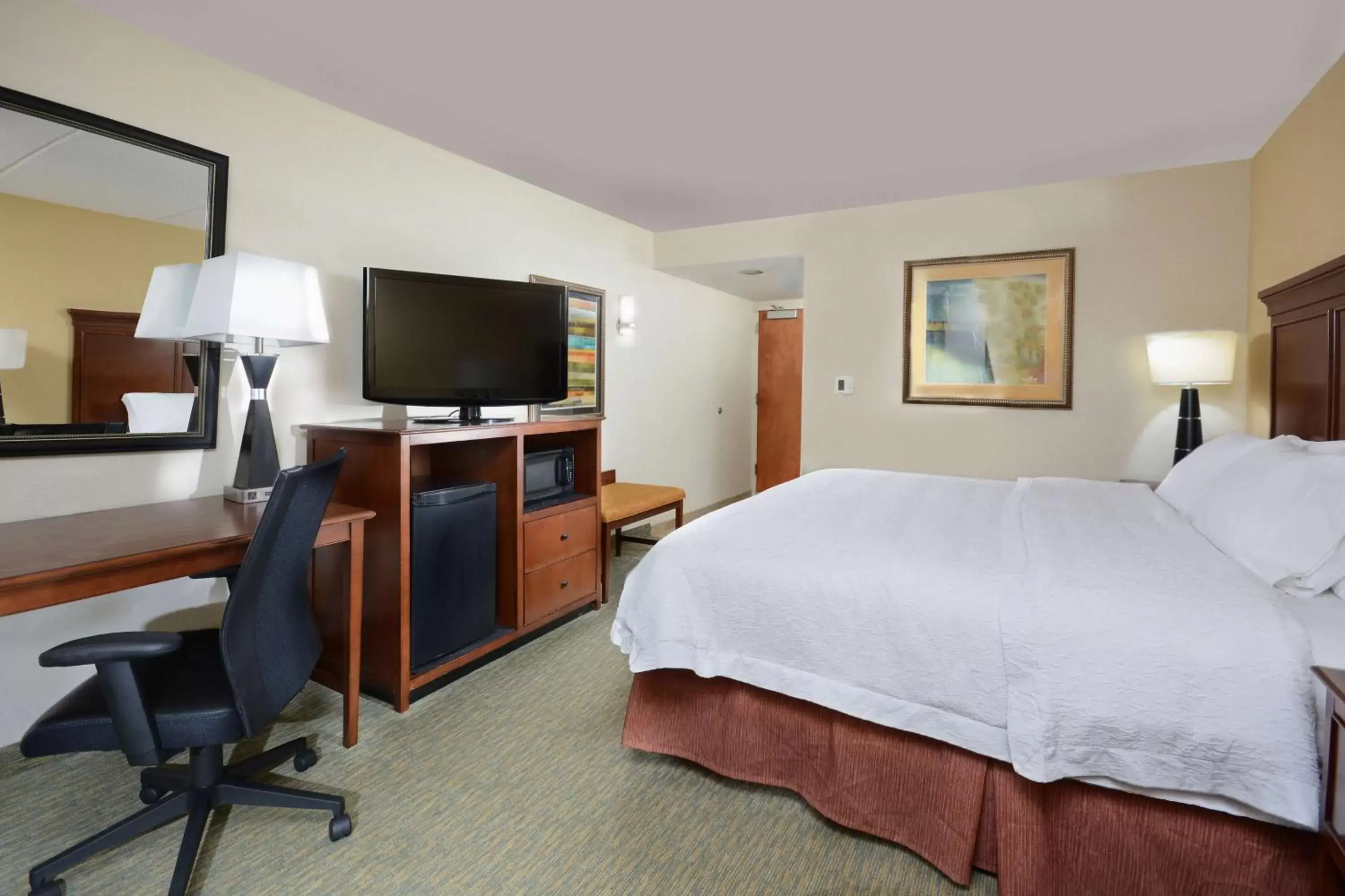 Bed, TV/Entertainment Center in Hampton Inn Raleigh/Durham Airport