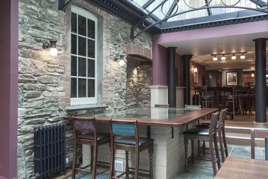 Restaurant/Places to Eat in The Queen's Head Wetherspoon