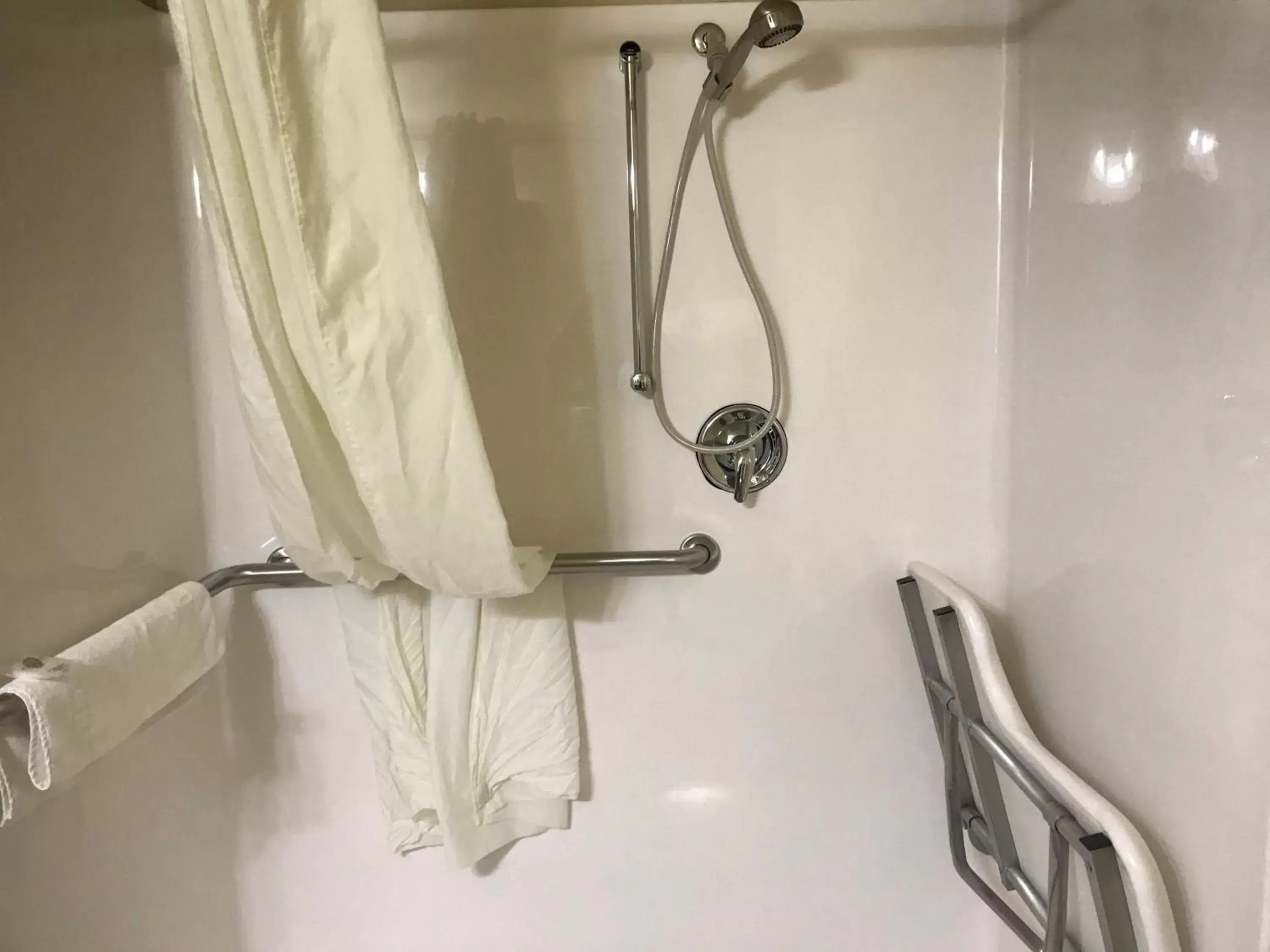 Shower, Bathroom in Cobblestone Inn & Suites - Vinton, IA