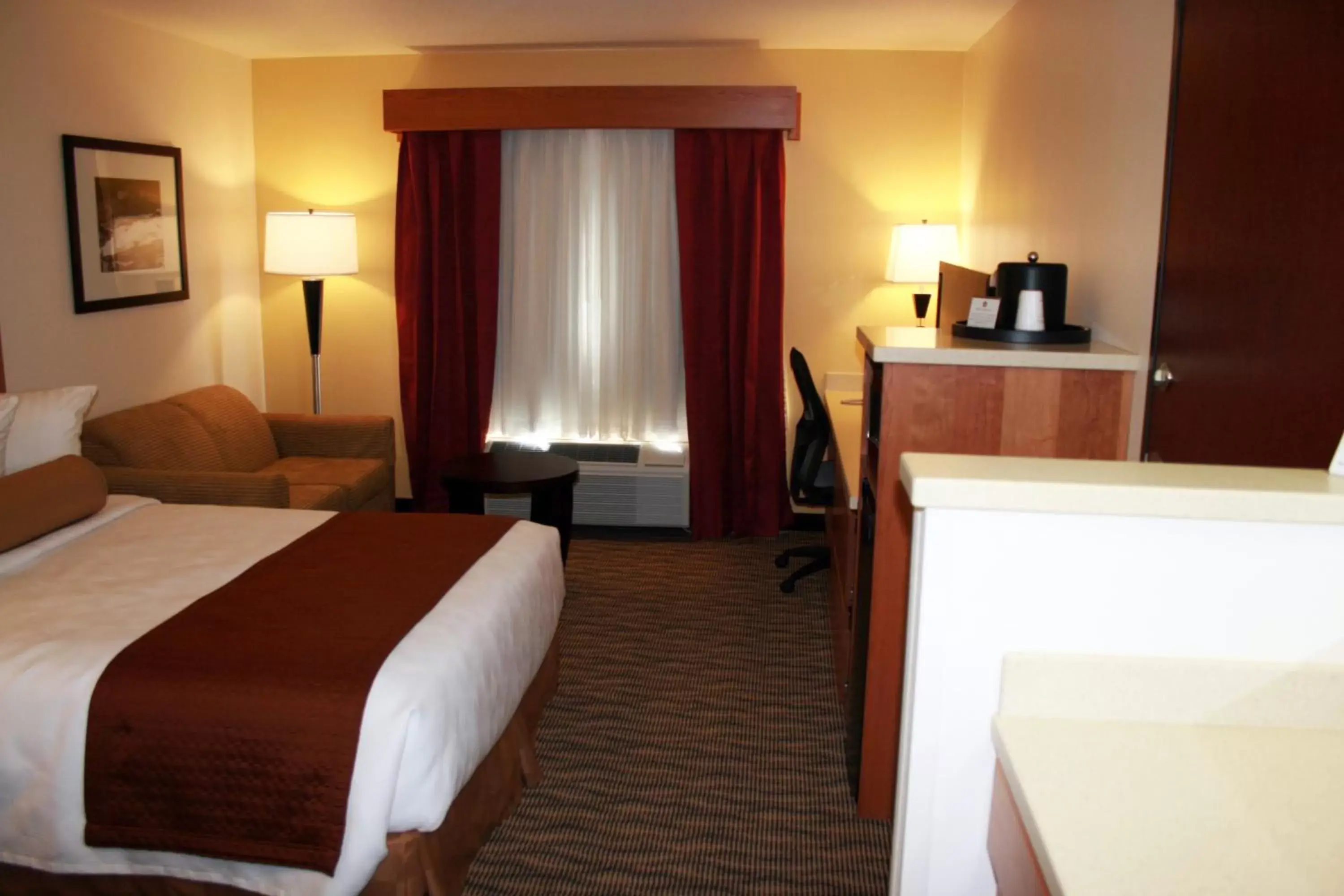 Photo of the whole room in Best Western Plus Park Place Inn & Suites