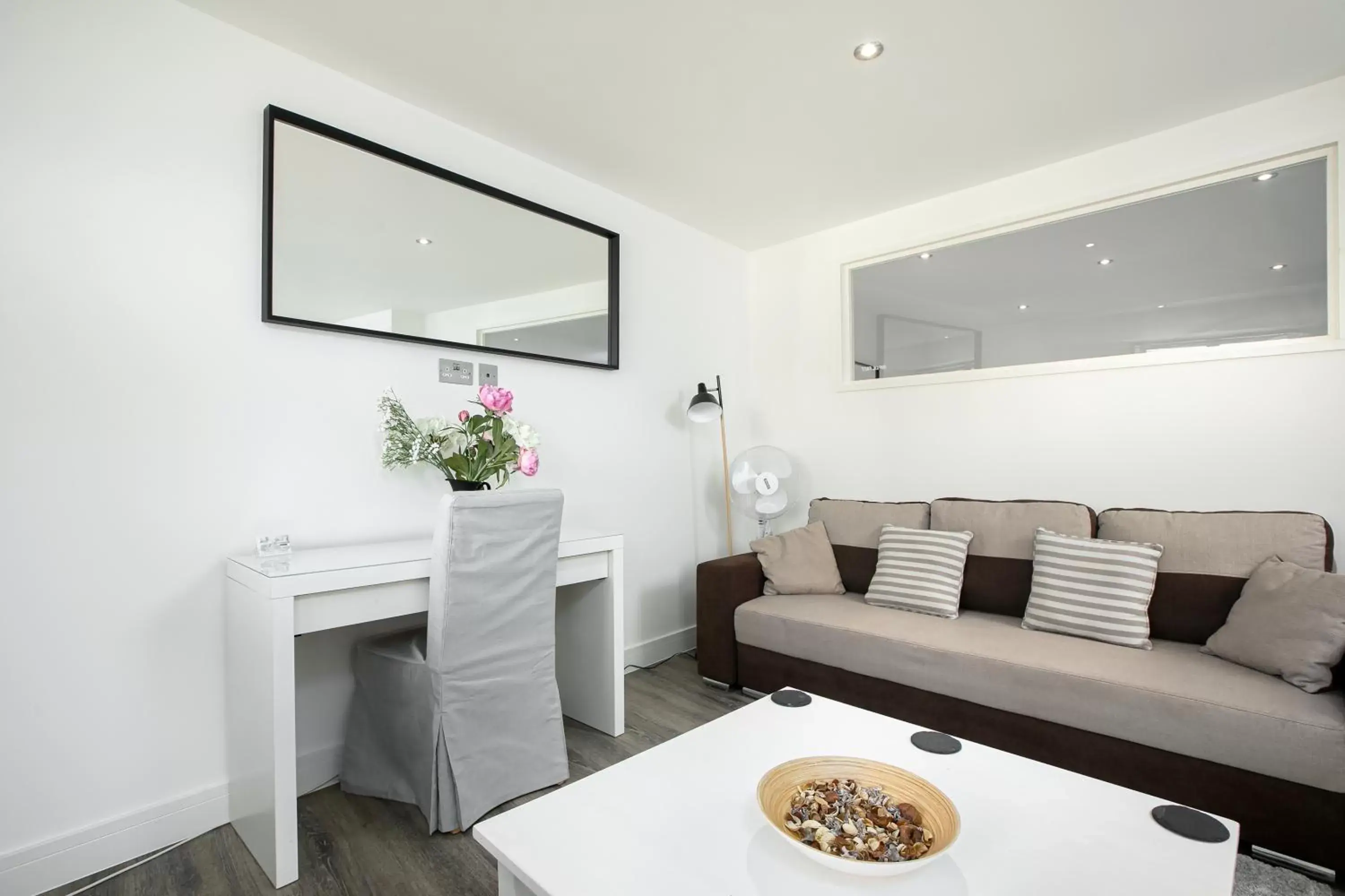 Living room, Seating Area in Reading Kings Road Lodge by Creatick Apartments