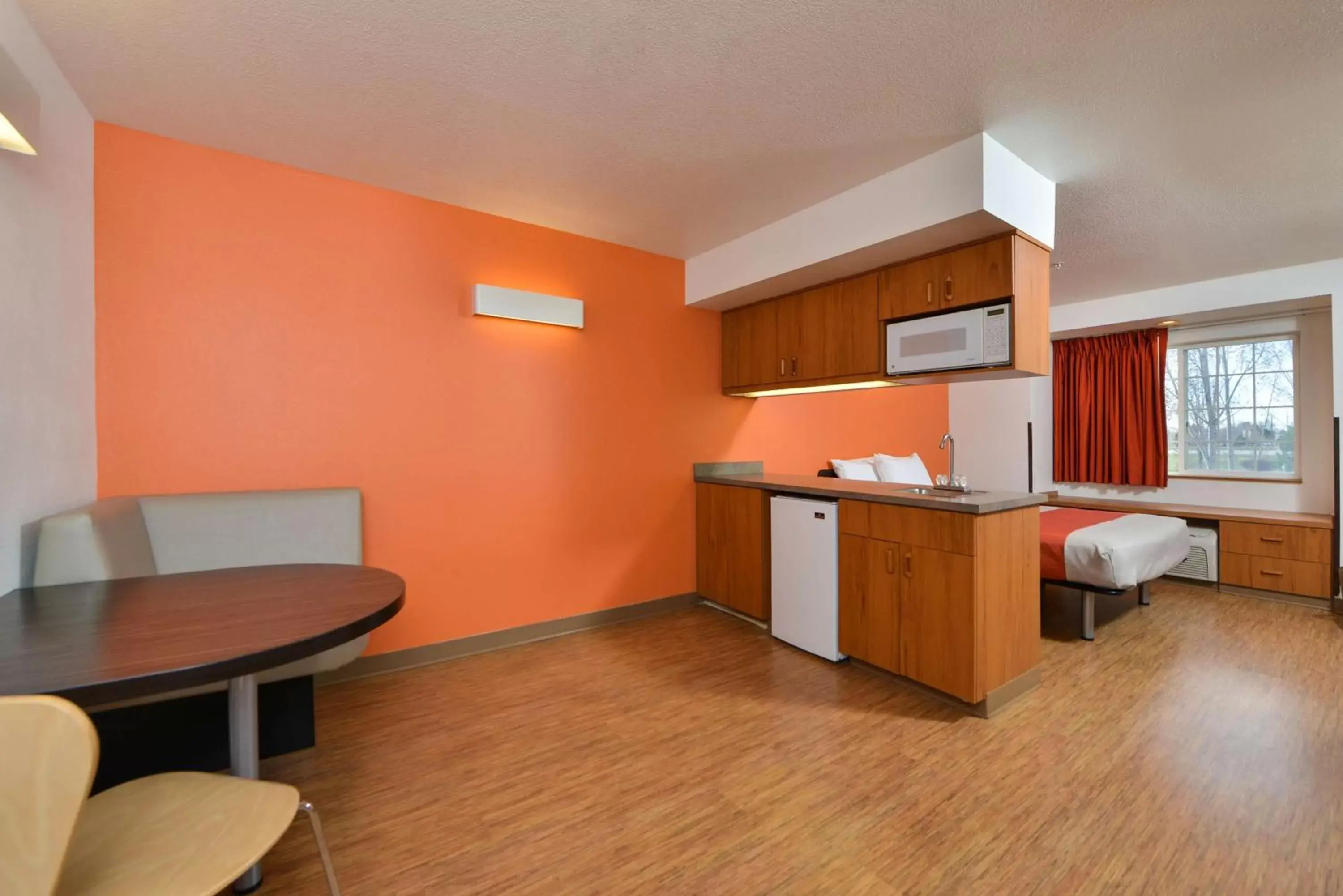 Photo of the whole room, Kitchen/Kitchenette in Motel 6-Meridian, ID - Boise W