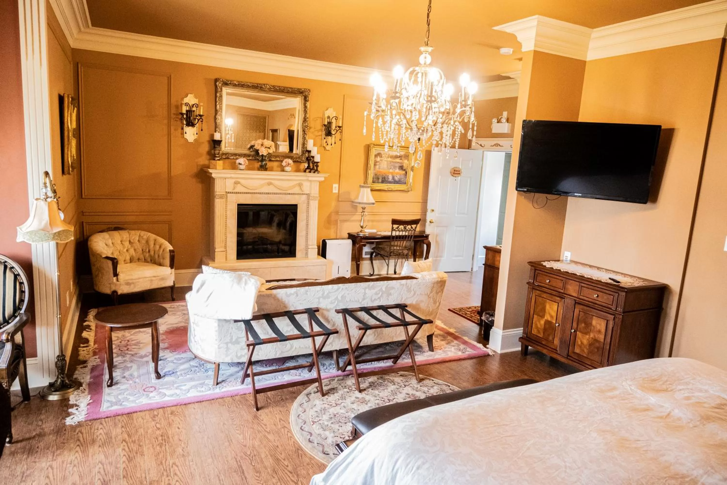 Photo of the whole room, TV/Entertainment Center in Belle View Manor Inn