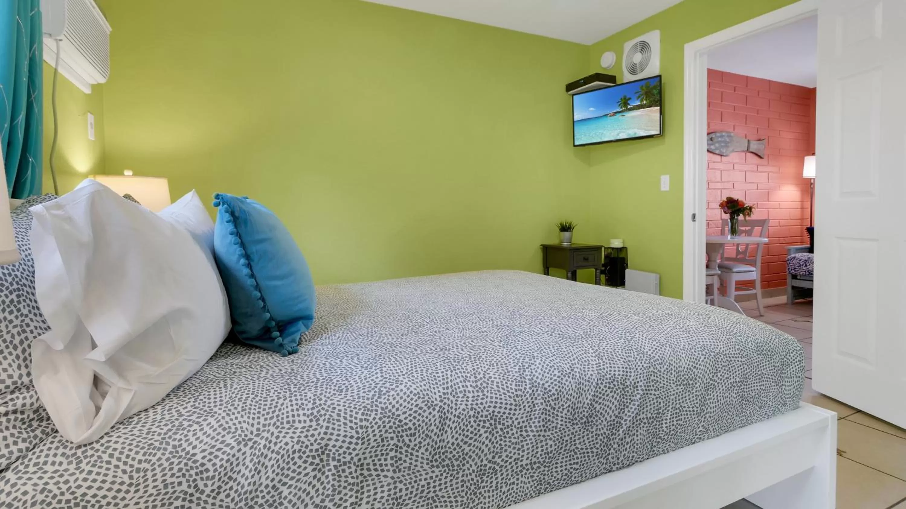 Bedroom, Bed in The Beach House - Treasure Island