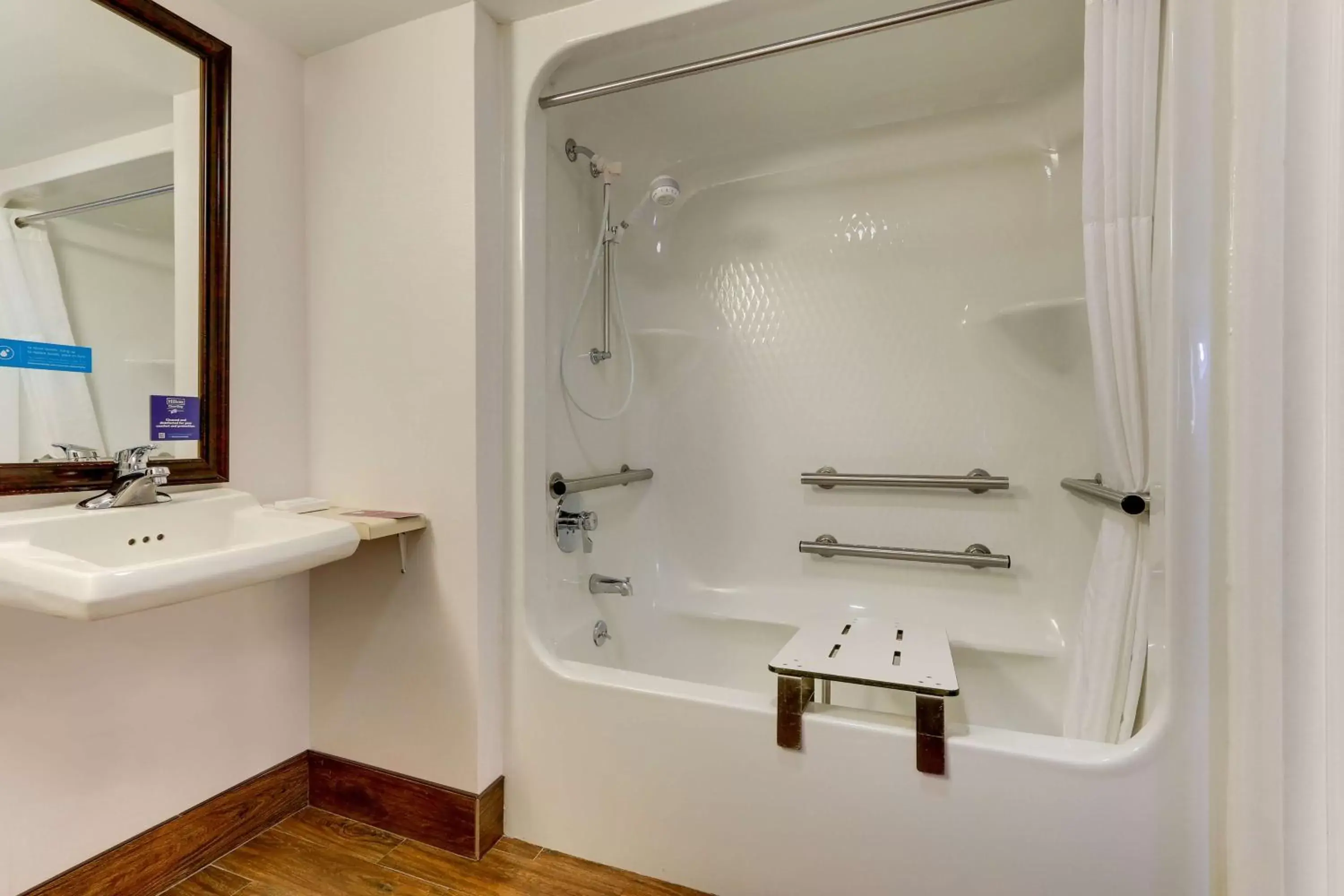King Room - Disability/Hearing Accessible with Bathtub in Hampton Inn Springfield