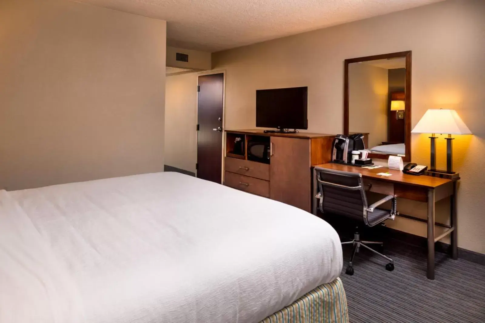 Photo of the whole room, Bed in Holiday Inn Hotel & Suites Oklahoma City North, an IHG Hotel