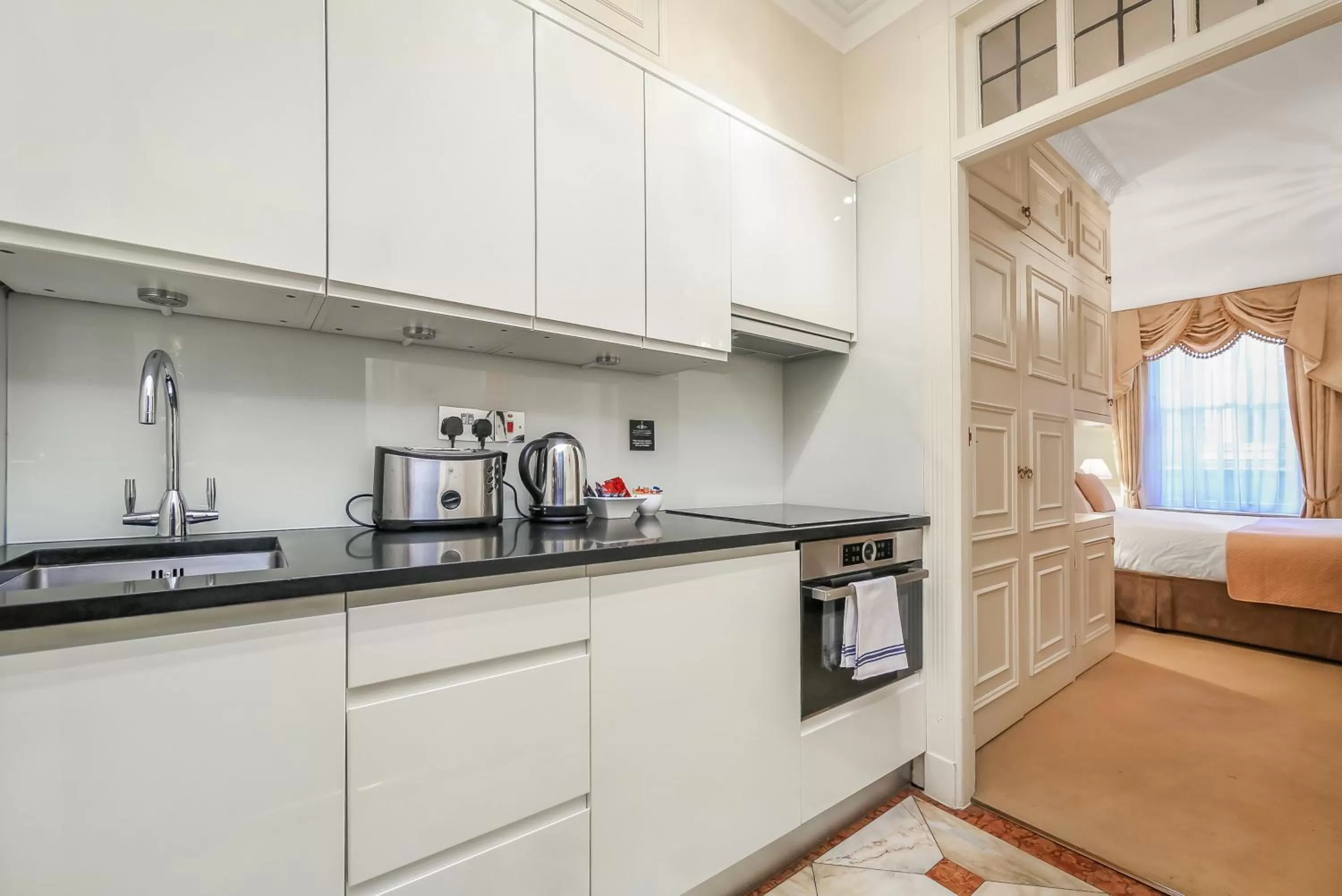 Kitchen or kitchenette in 44 Curzon Street by Mansley