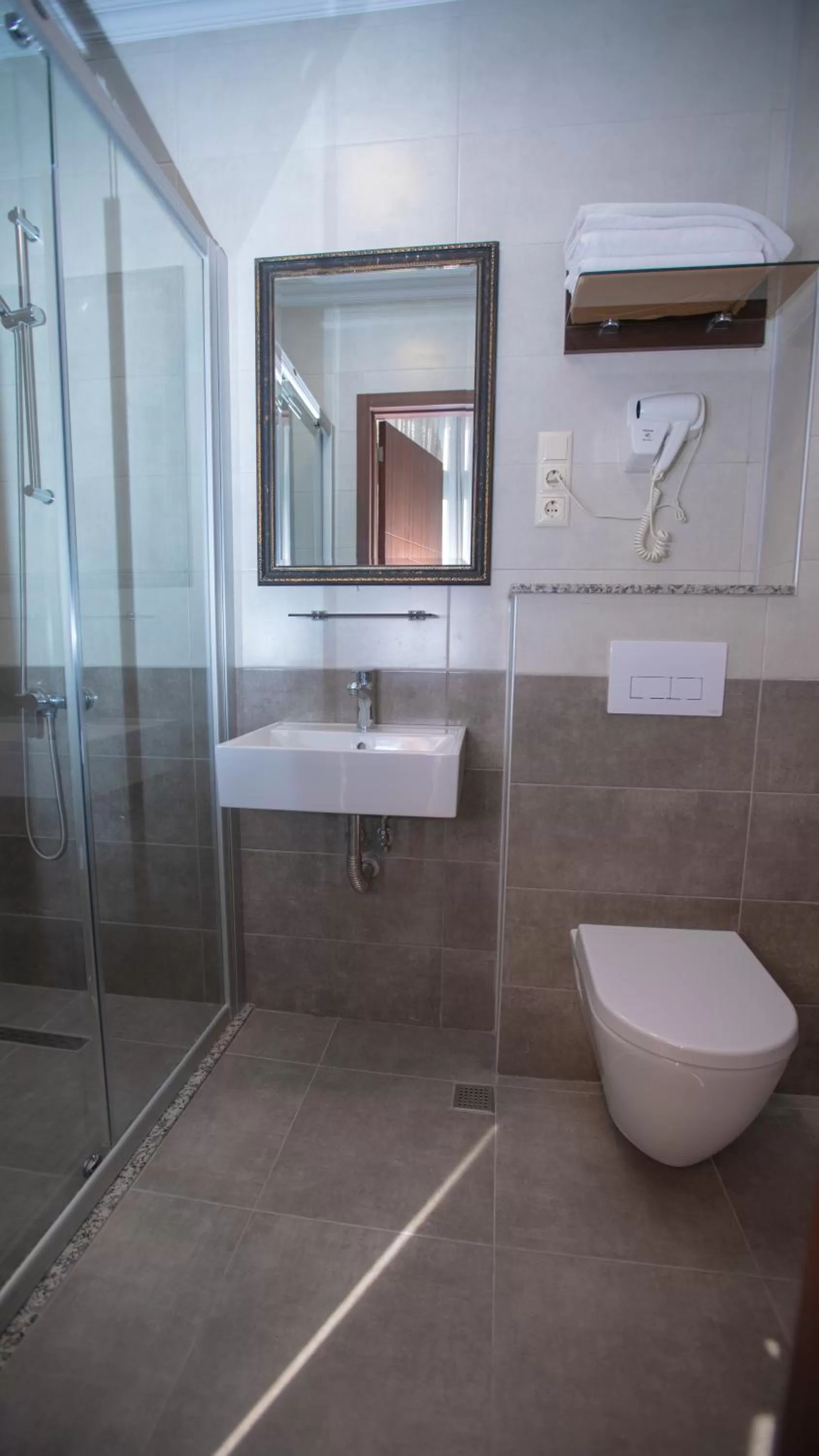 Shower in Royal Venezia Hotel