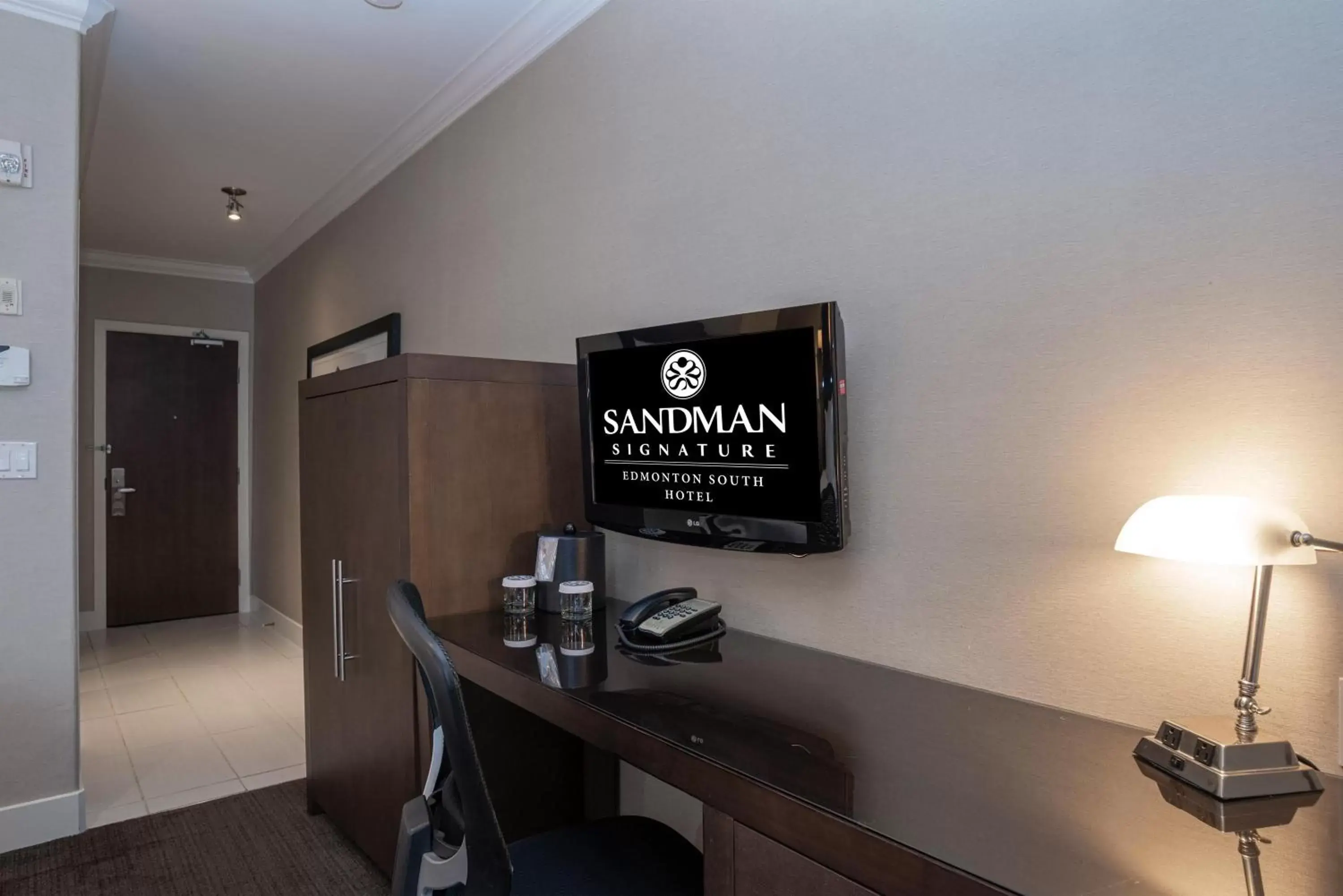 Bedroom, TV/Entertainment Center in Sandman Signature Edmonton South Hotel