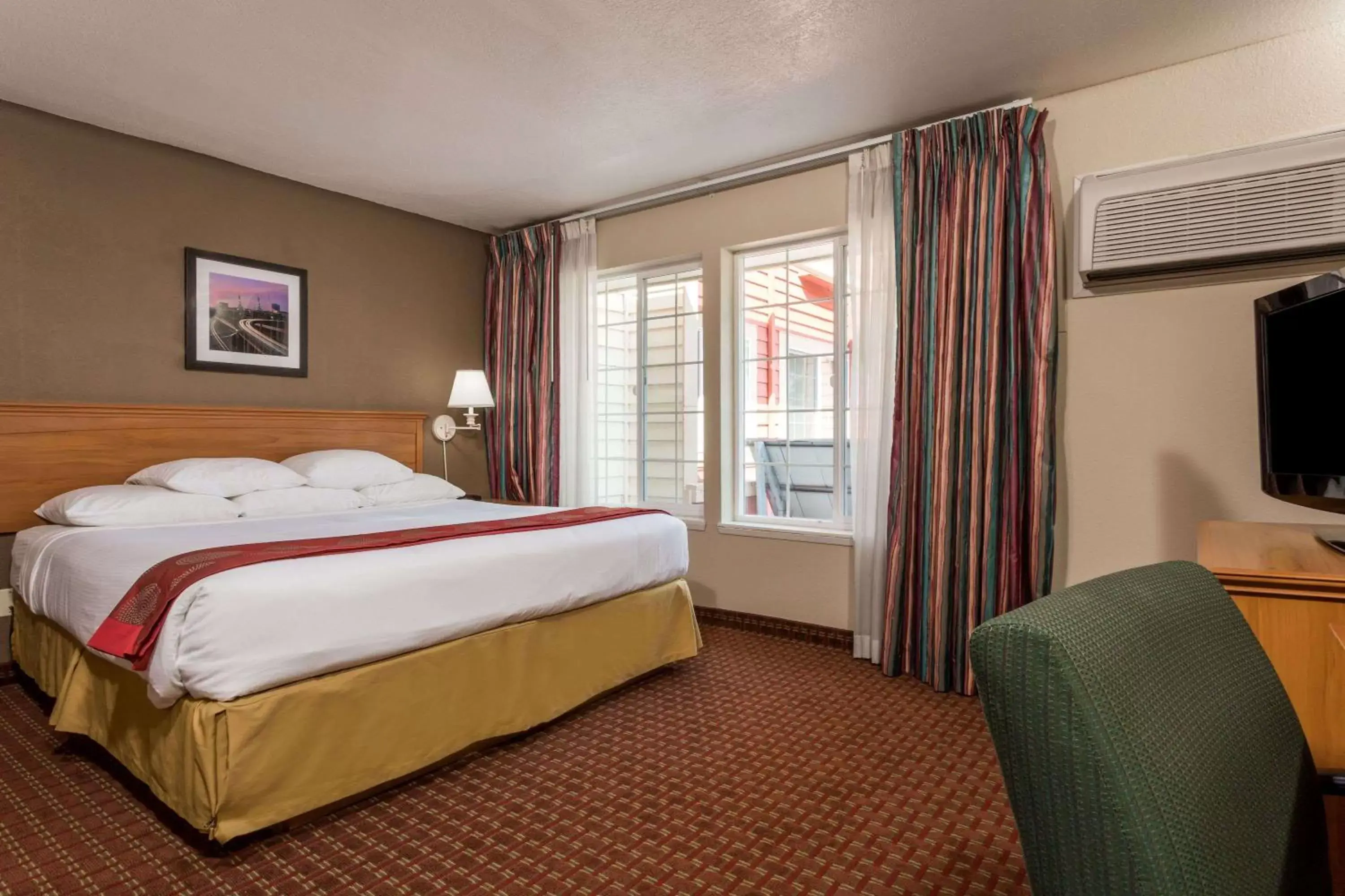Photo of the whole room, Bed in Ramada by Wyndham Portland