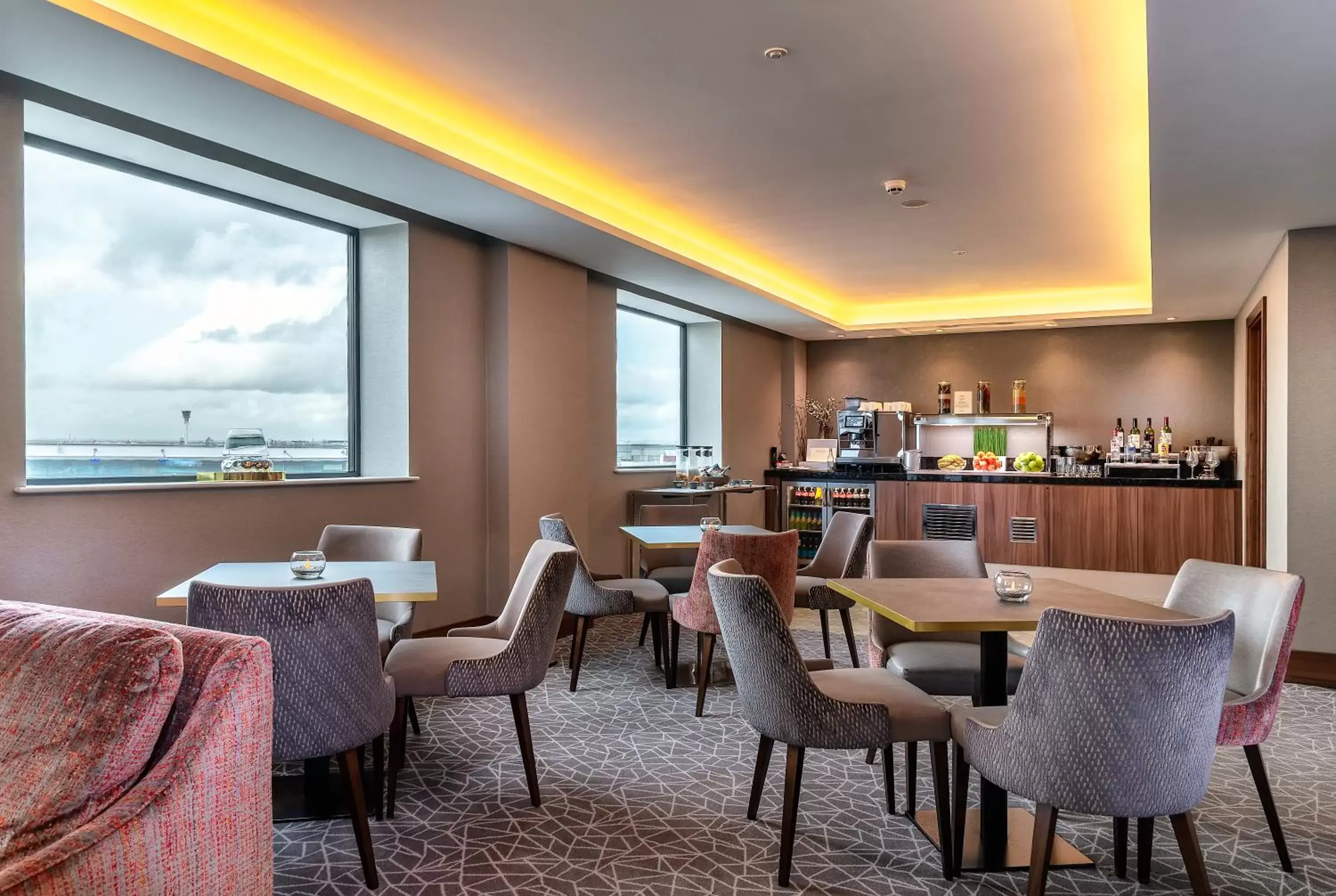 Lounge or bar in Crowne Plaza London Heathrow T4 by IHG Lounge or bar in Crowne Plaza London Heathrow T4 by IHG