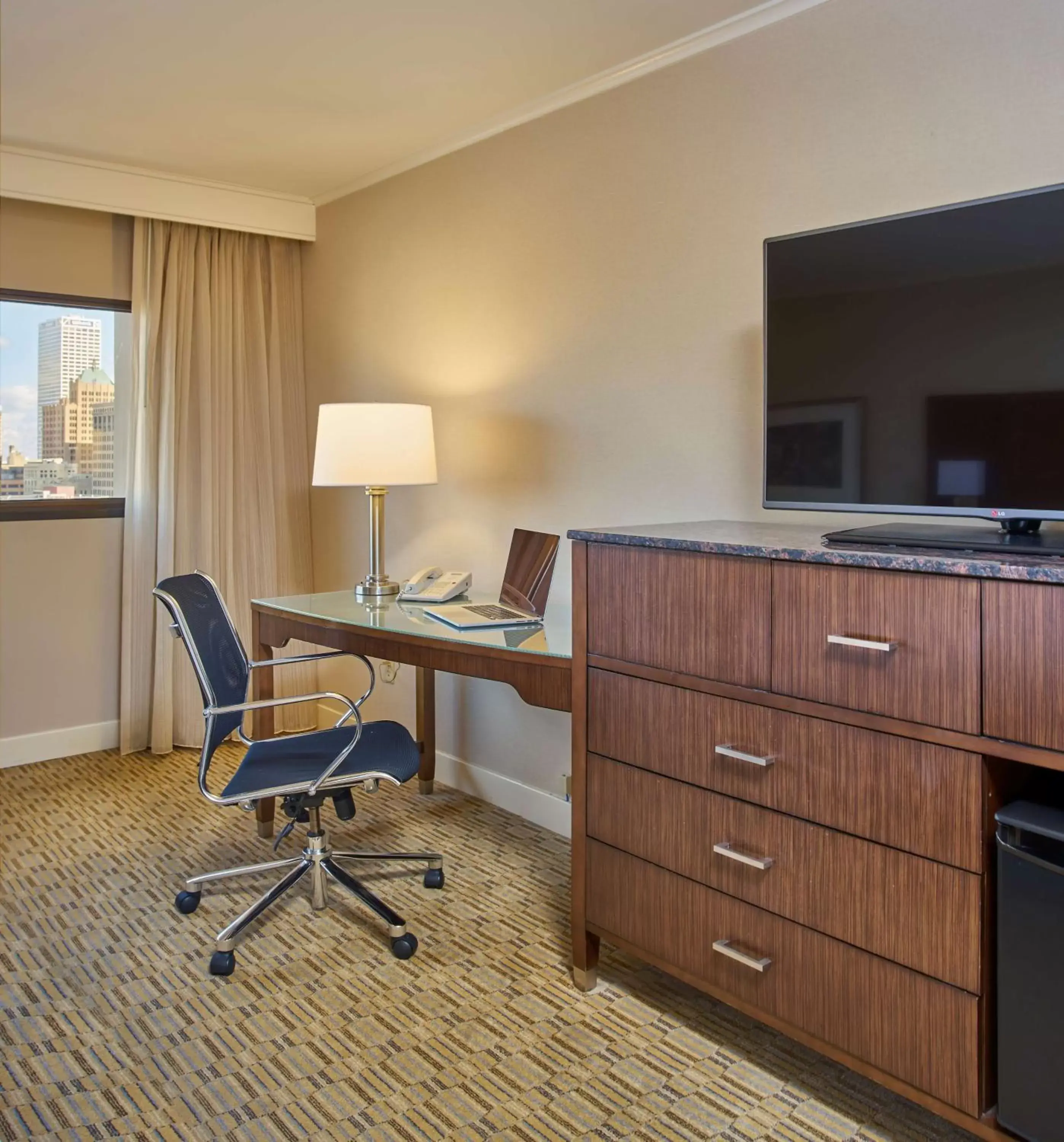 Bedroom, TV/Entertainment Center in Hyatt Regency Milwaukee