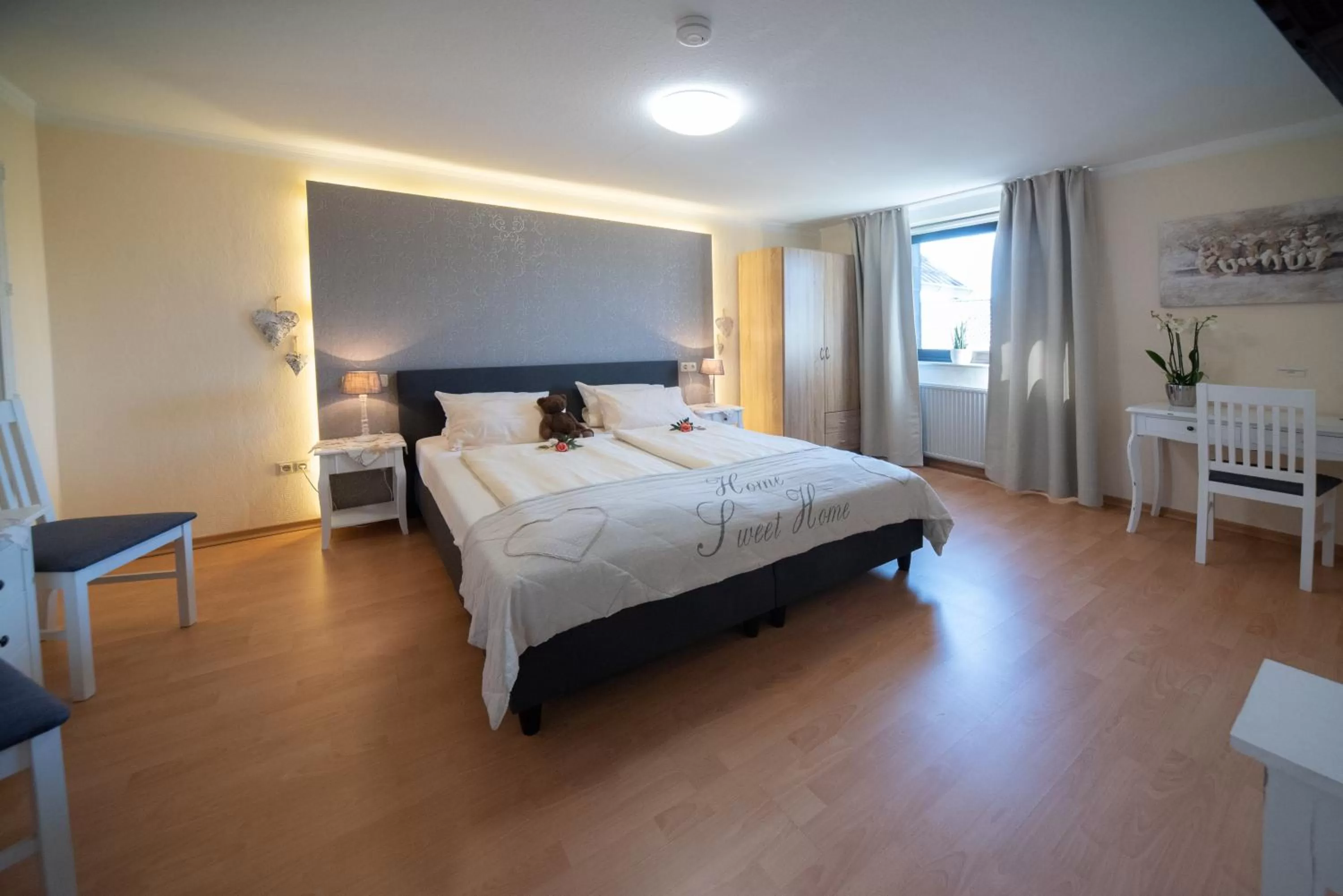 Photo of the whole room, Bed in Hotel Garni Zum Grünen Baum