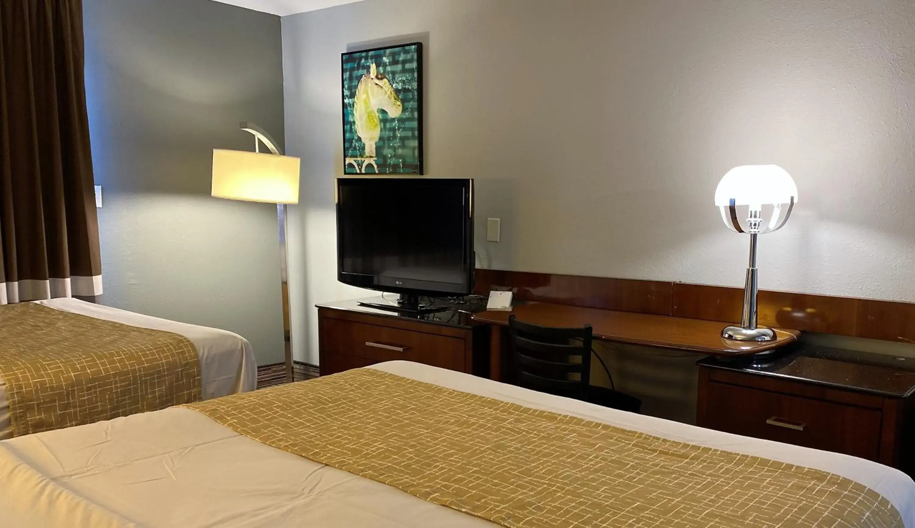 Bedroom, TV/Entertainment Center in Travelodge by Wyndham Bloomington