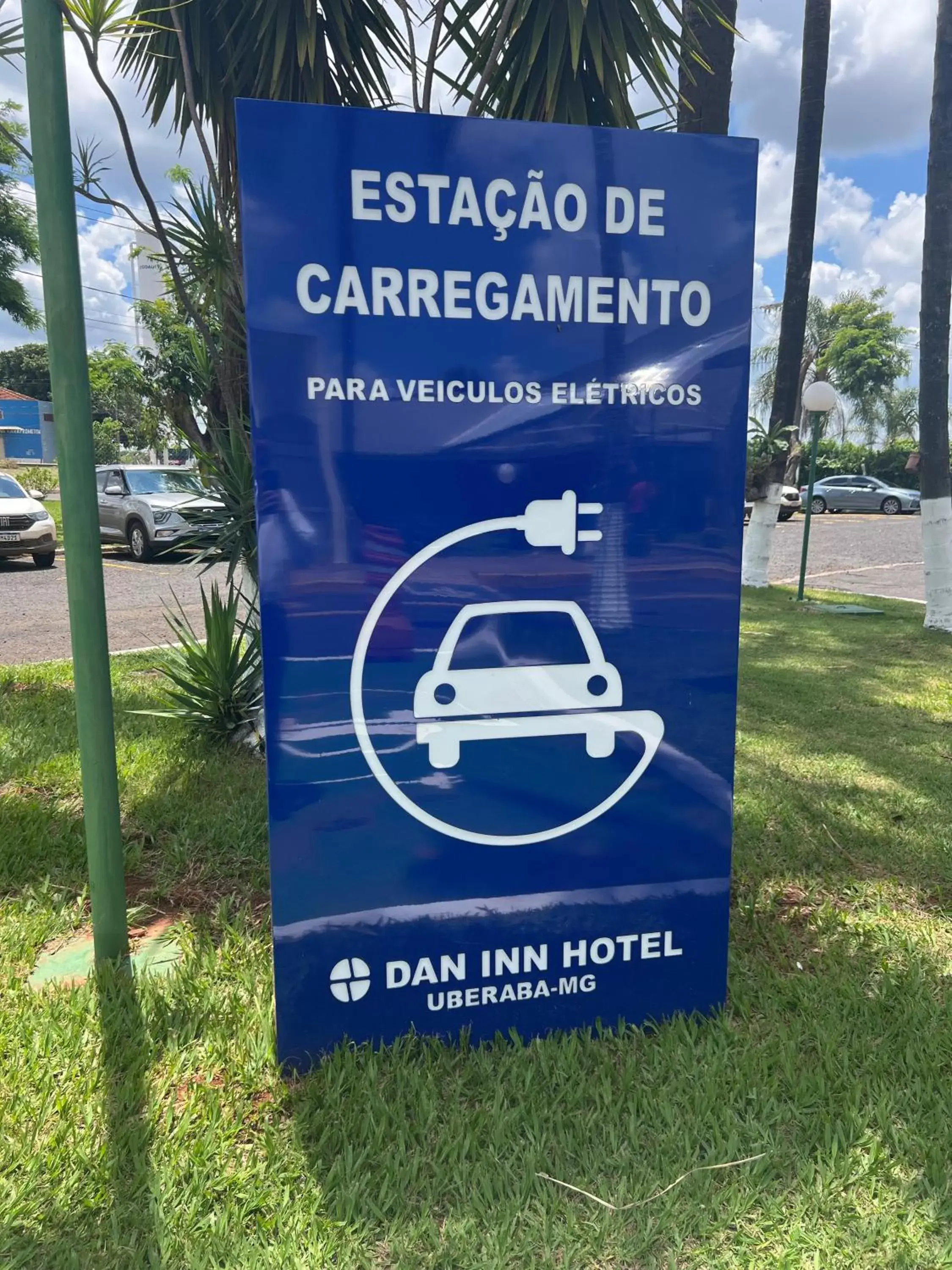 Parking, Property Logo/Sign in Dan Inn Uberaba & Convenções