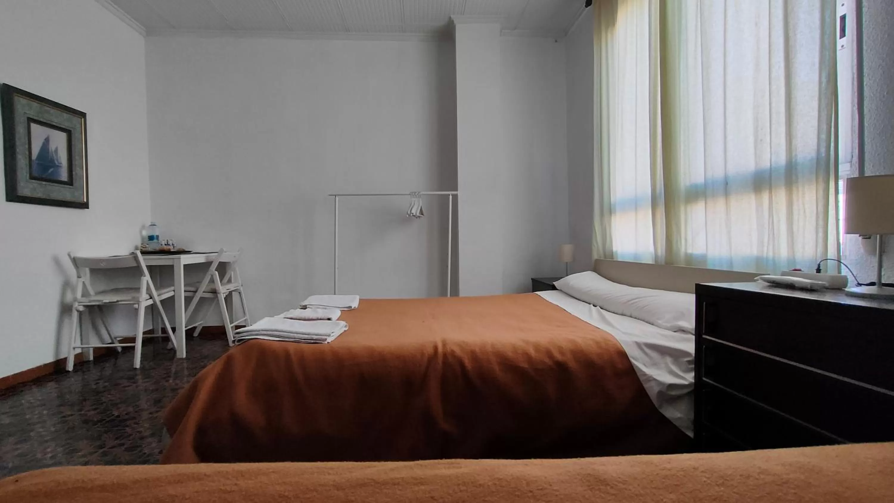 Standard Twin Room in Pensión Benavente AP-7 3 min - Playa 5 min coche