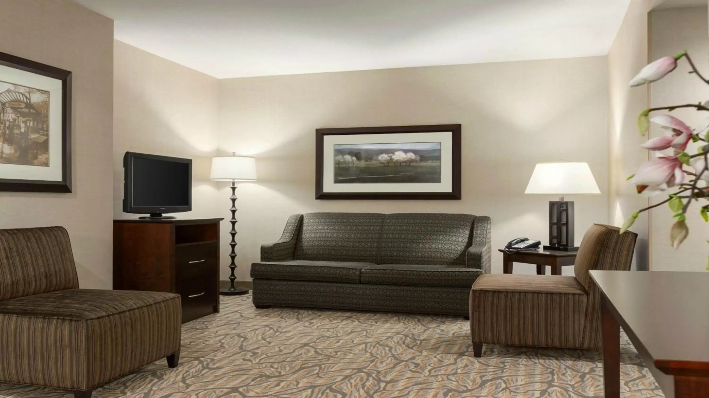 Photo of the whole room, Seating Area in Holiday Inn Hotel & Suites Gateway, an IHG Hotel
