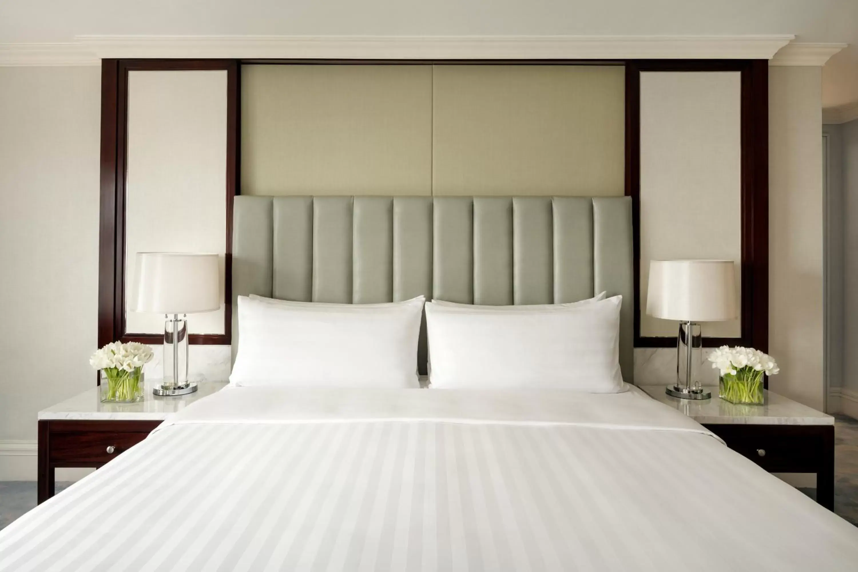 Bed in Shangri-La Jakarta