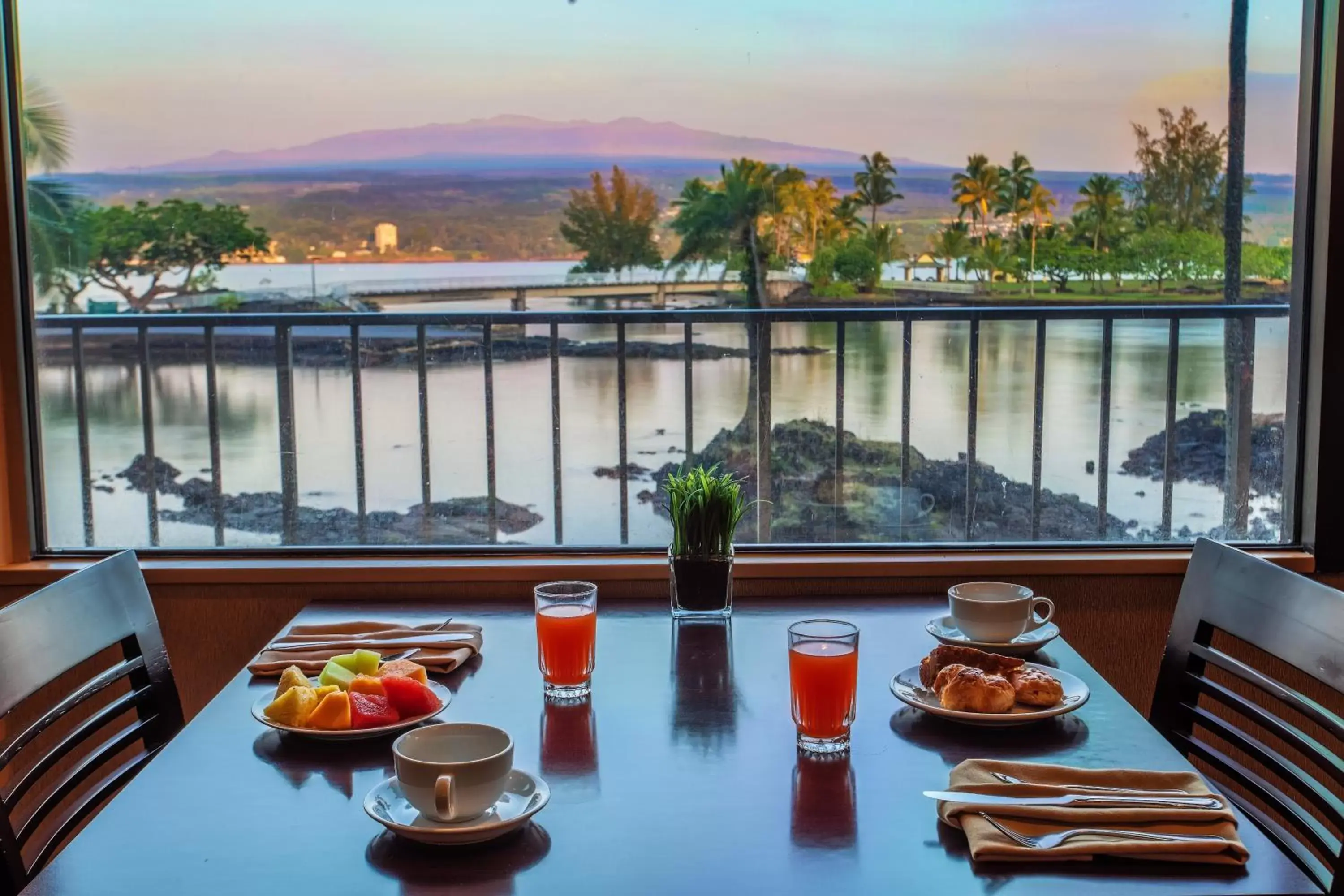 Restaurant/places to eat in Castle Hilo Hawaiian Hotel
