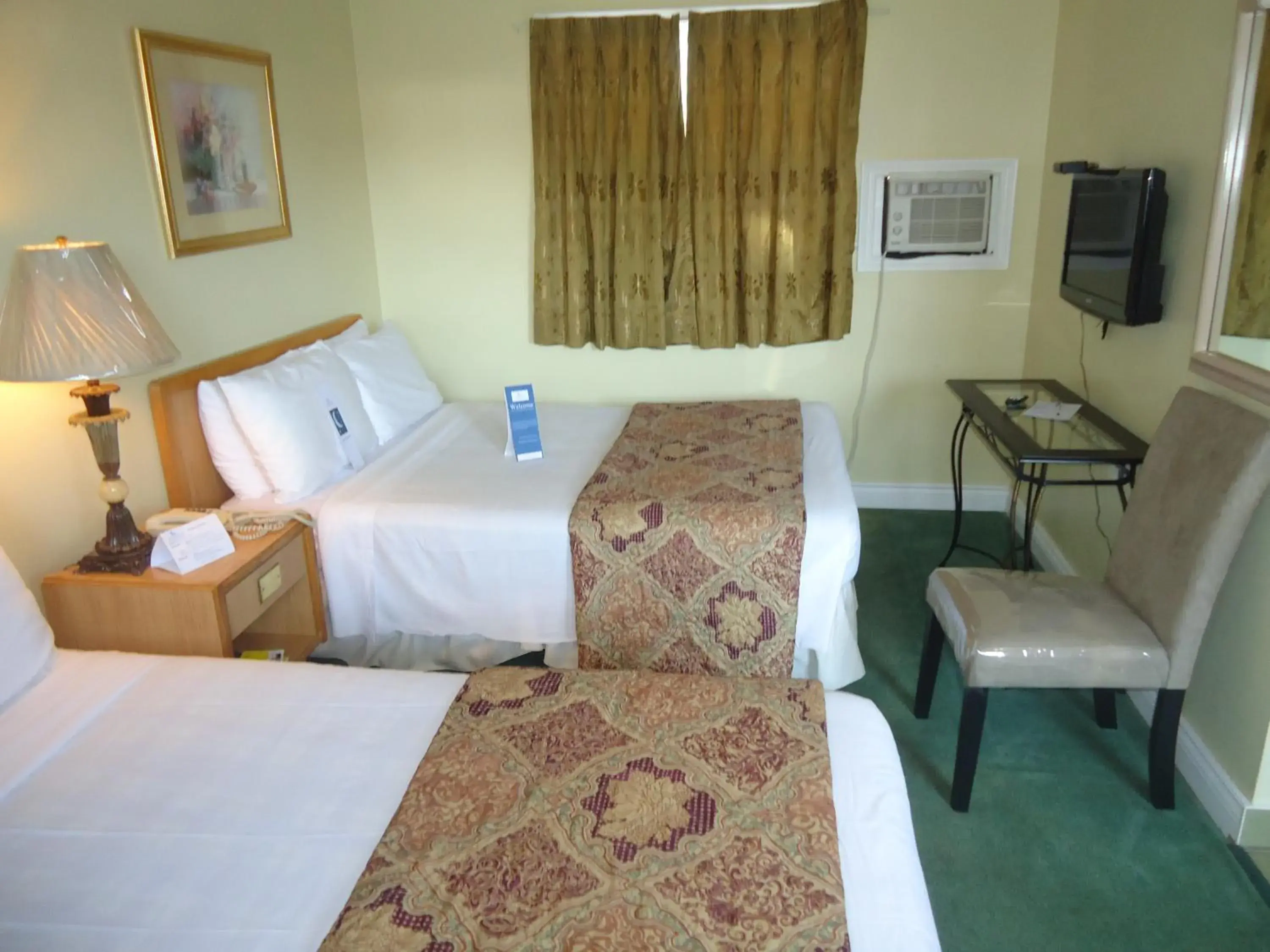 TV and multimedia, Bed in Bayside Inn & Waterfront Suites