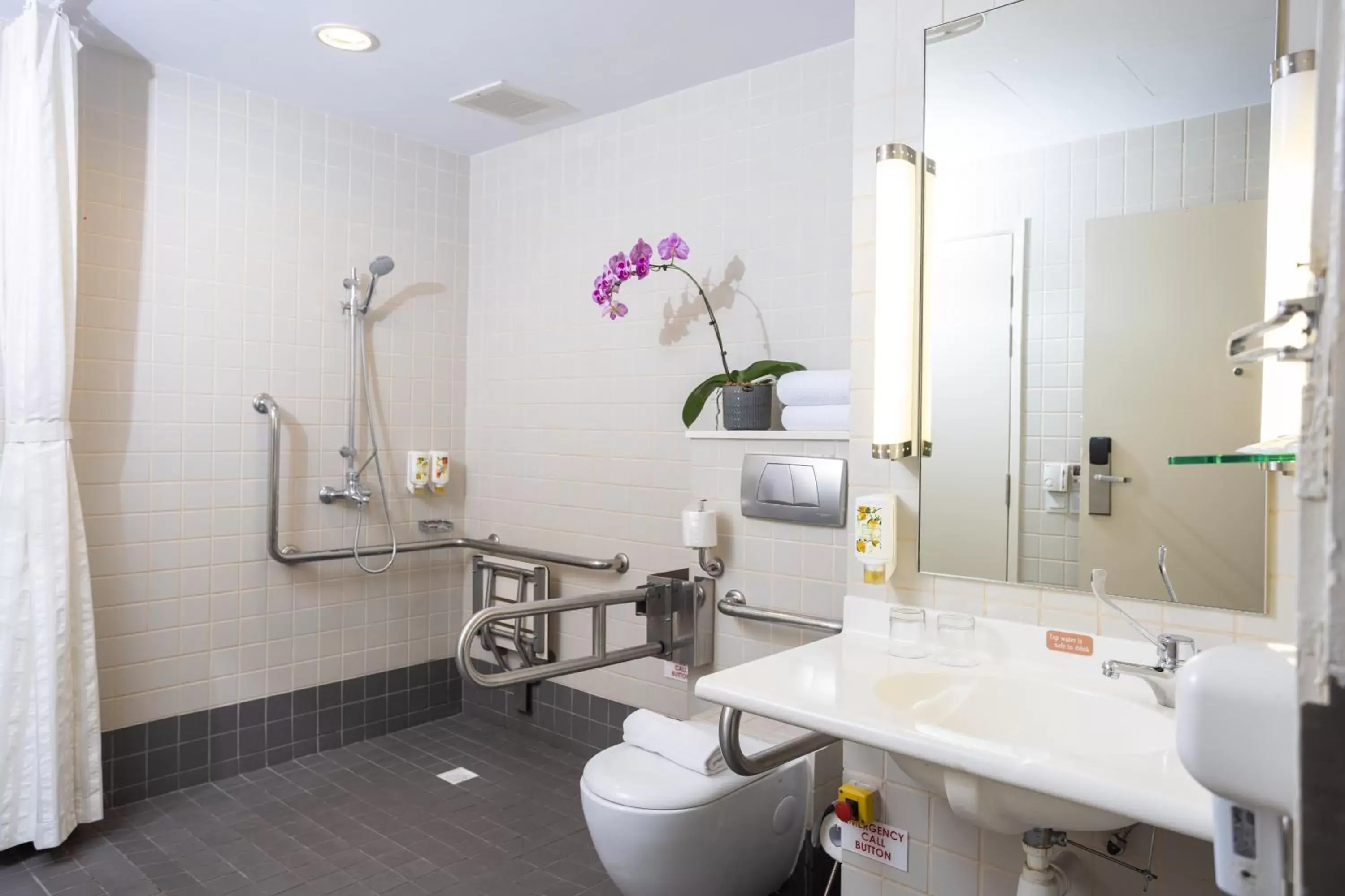 Shower, Bathroom in Ibis Singapore on Bencoolen