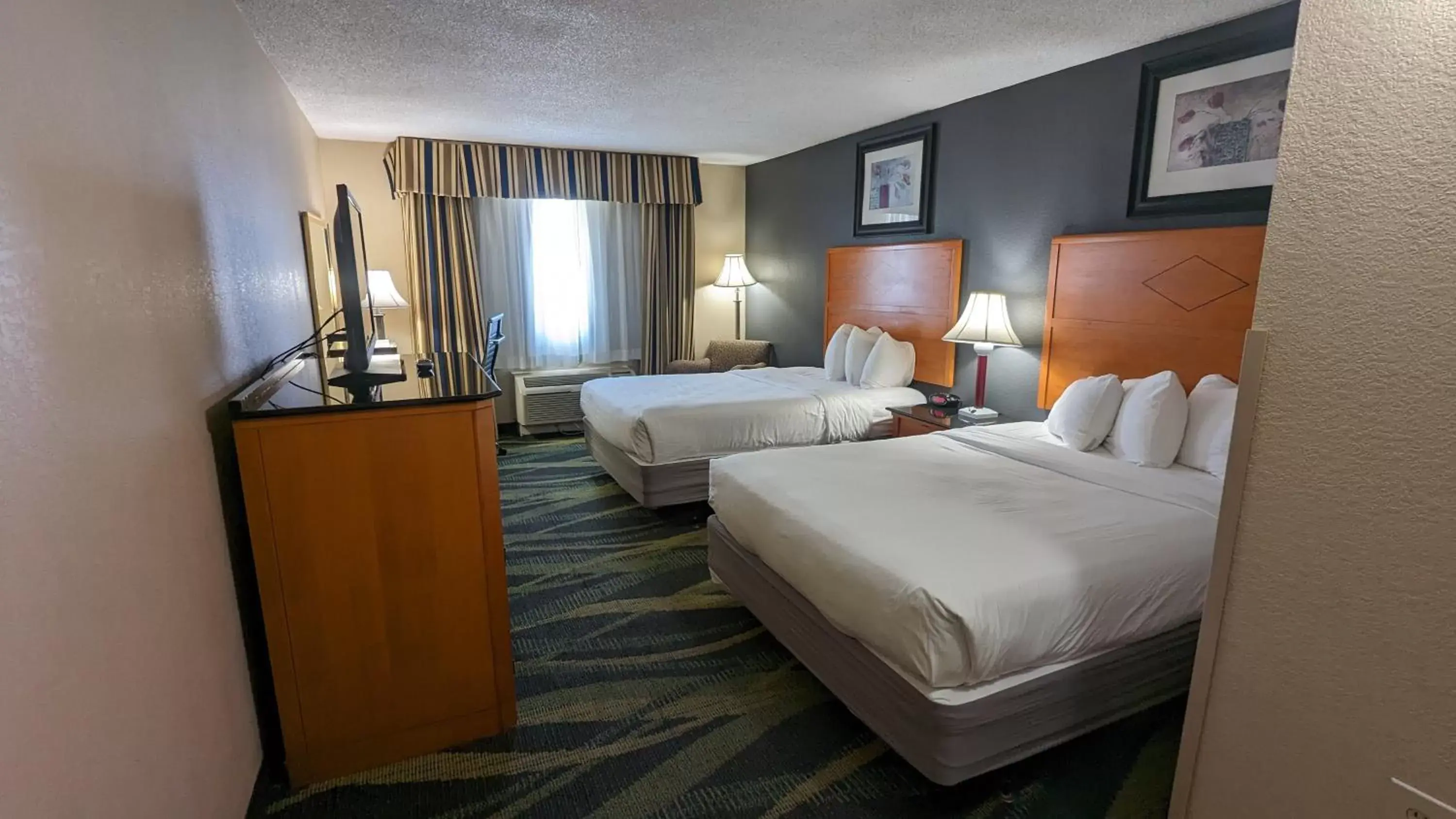 Photo of the whole room, Bed in Best Western Plus Philadelphia Bensalem Hotel