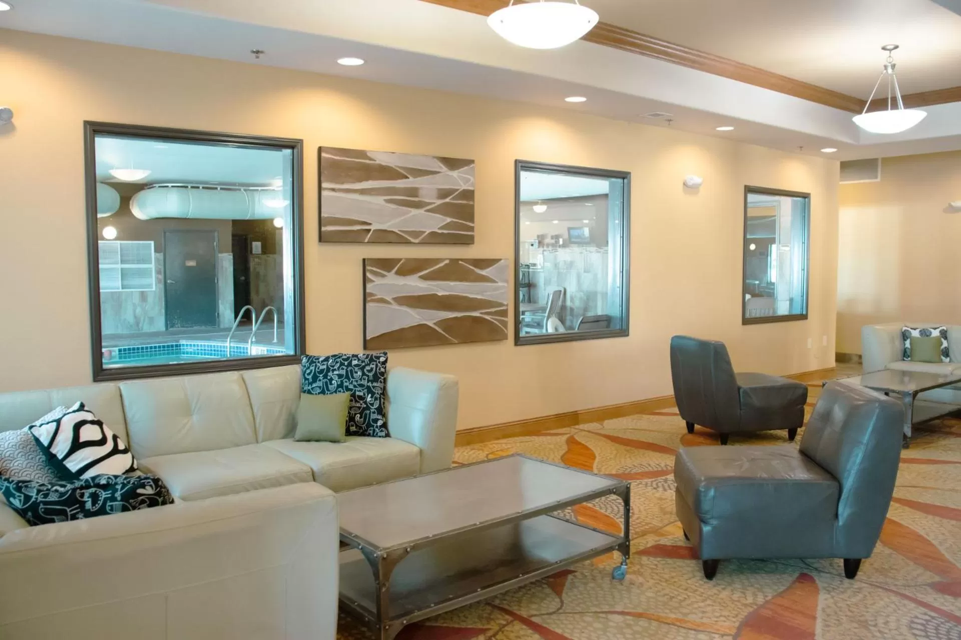 Seating area in Expressway Suites of Grand Forks