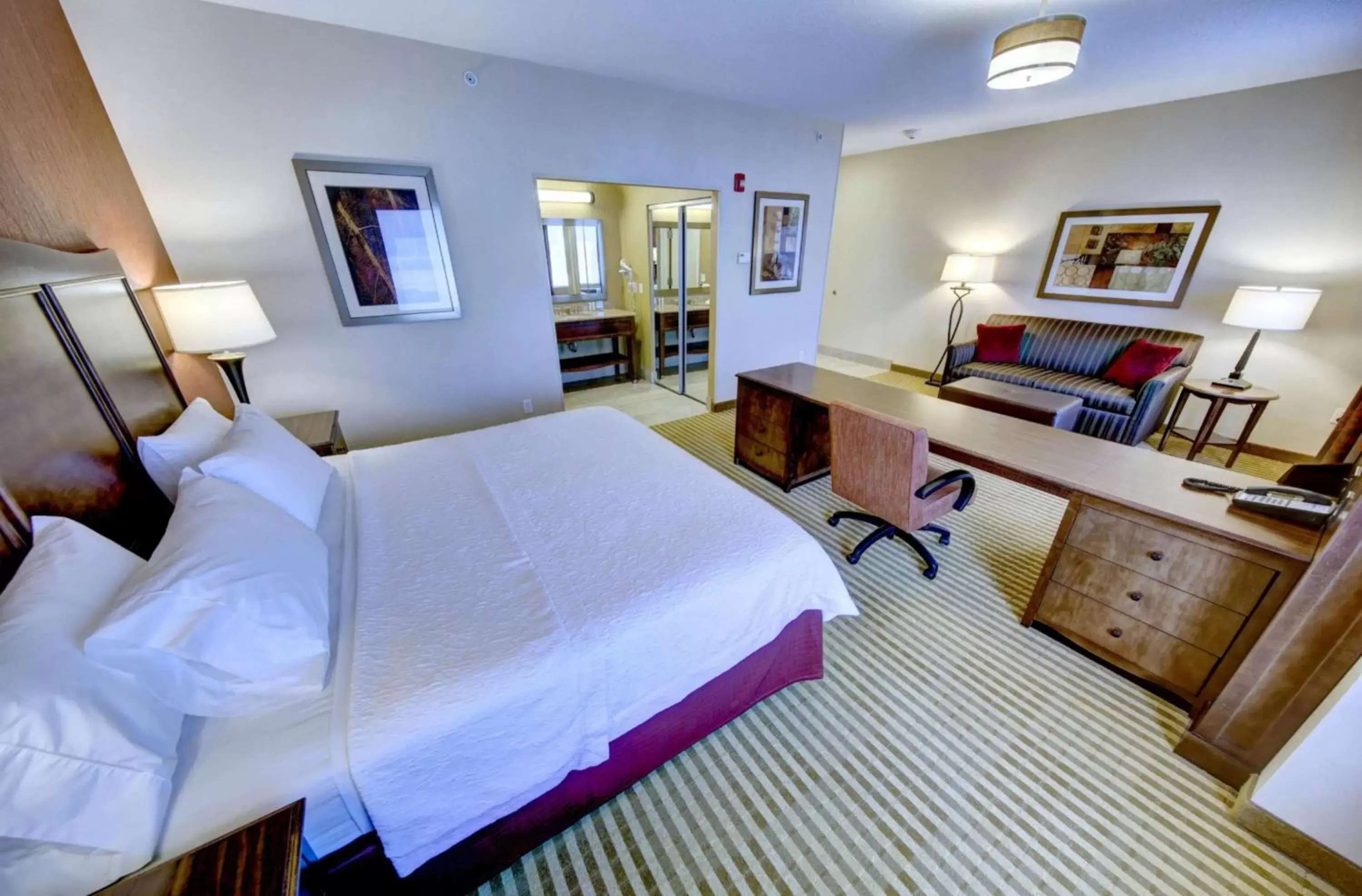 Bed in Hampton Inn & Suites Harrisburg