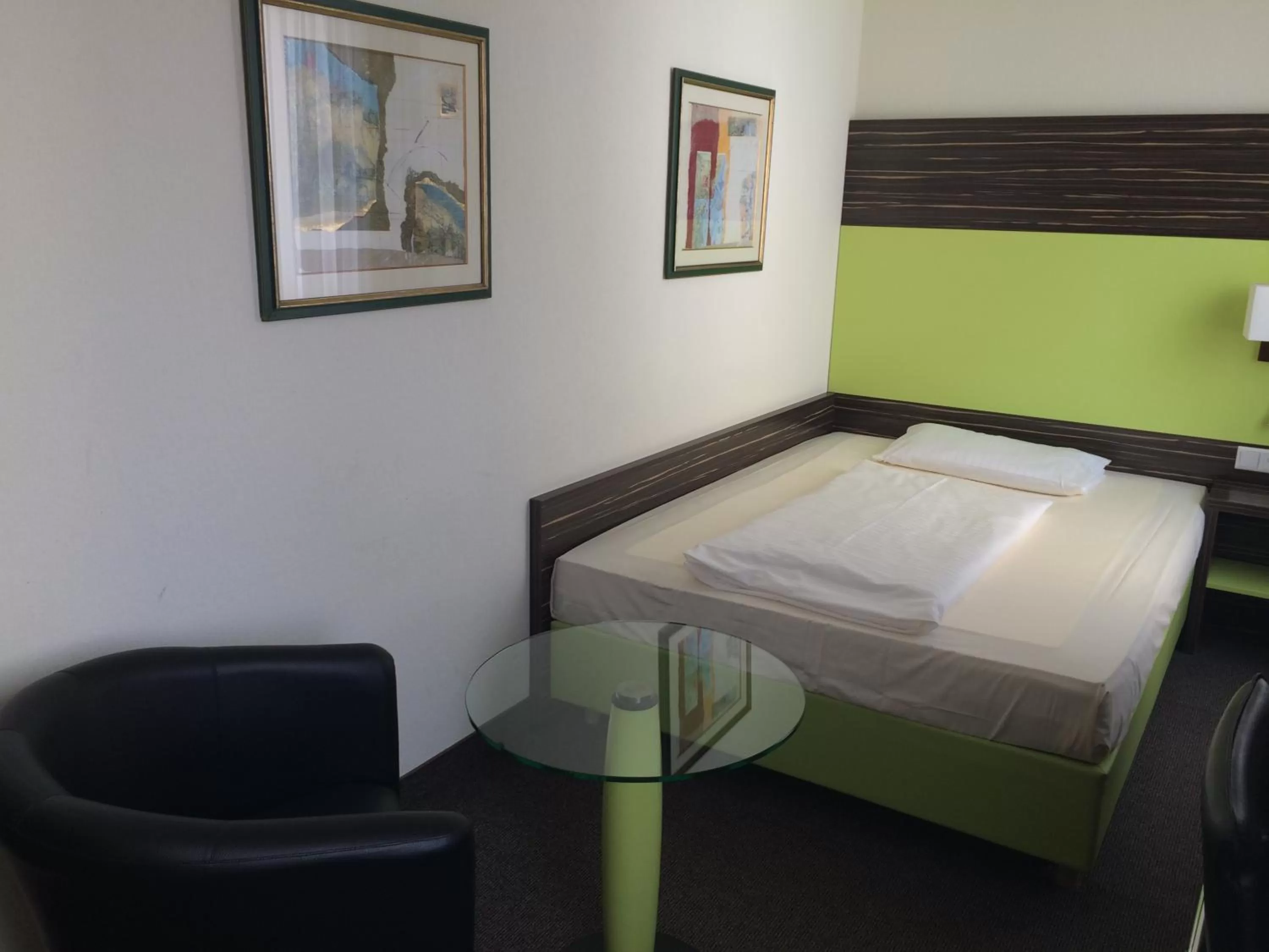 Photo of the whole room, Bed in Behringers City Hotel Nürnberg