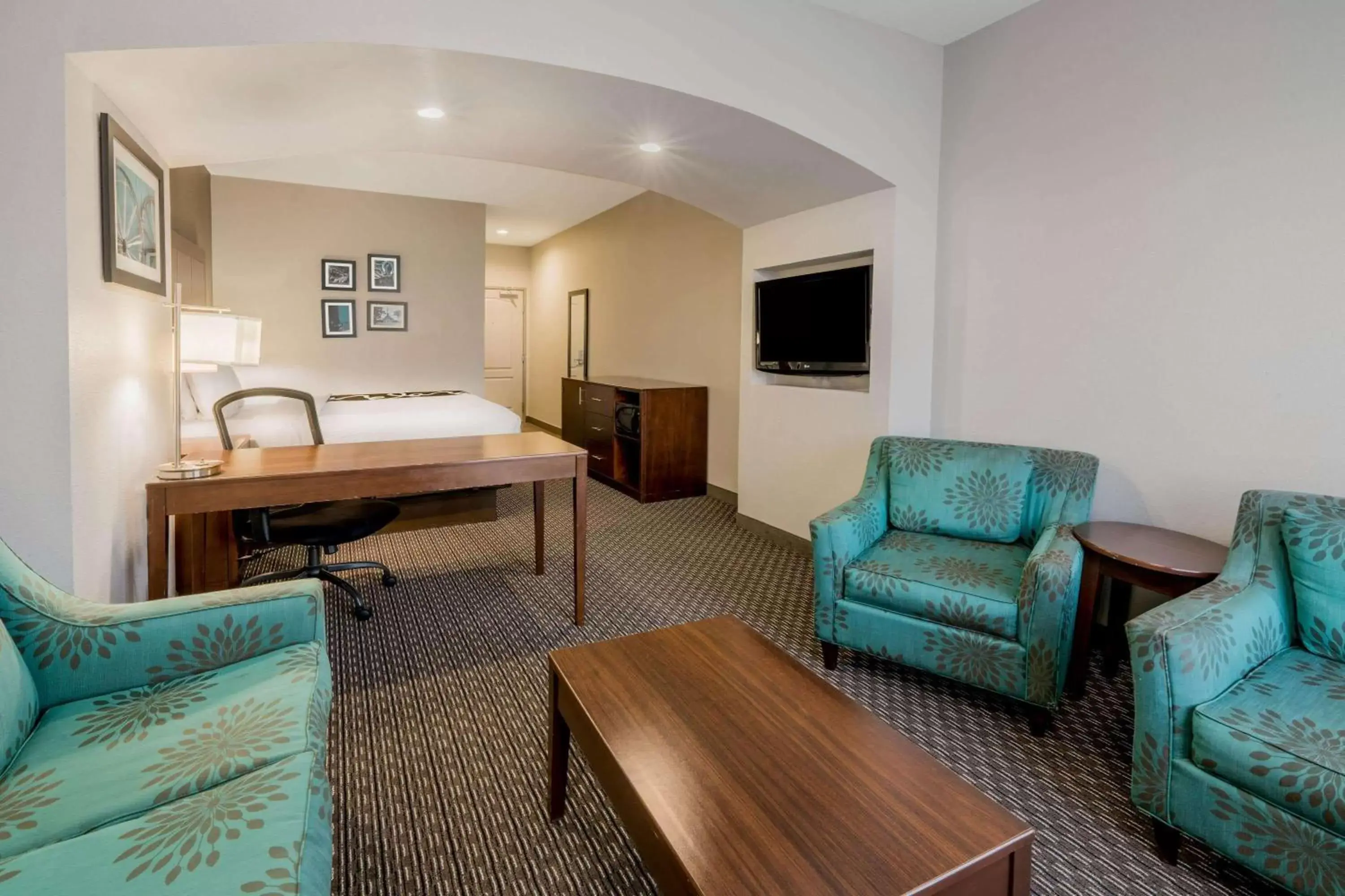 Photo of the whole room, Seating Area in La Quinta by Wyndham Fort Worth Eastchase