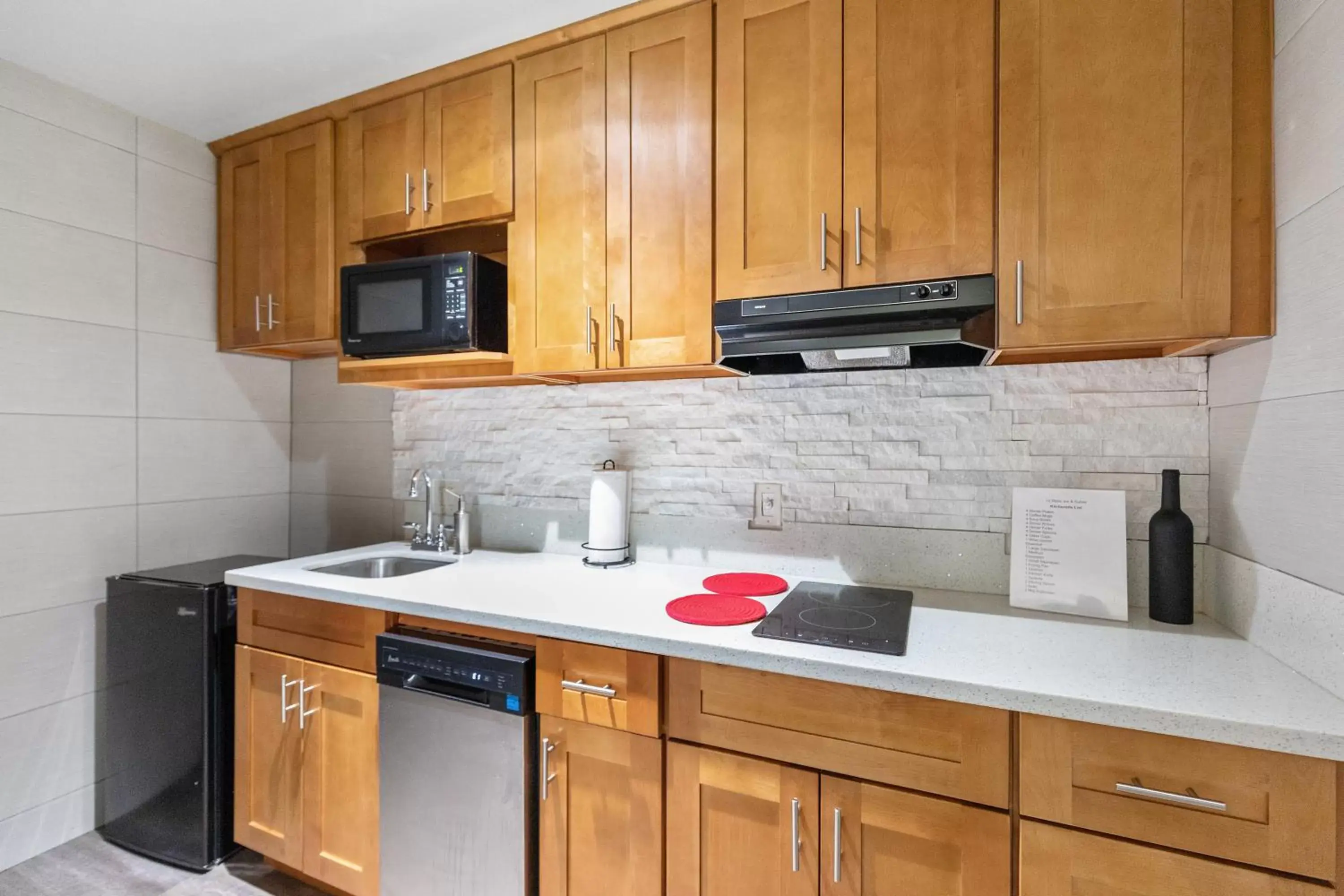 Kitchen/Kitchenette in Le Blanc Inn & Suites