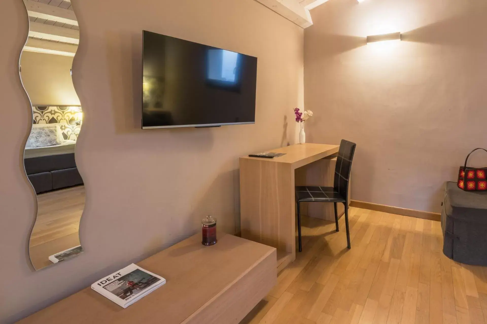 TV and multimedia, TV/Entertainment Center in Hotel Vittorio Veneto