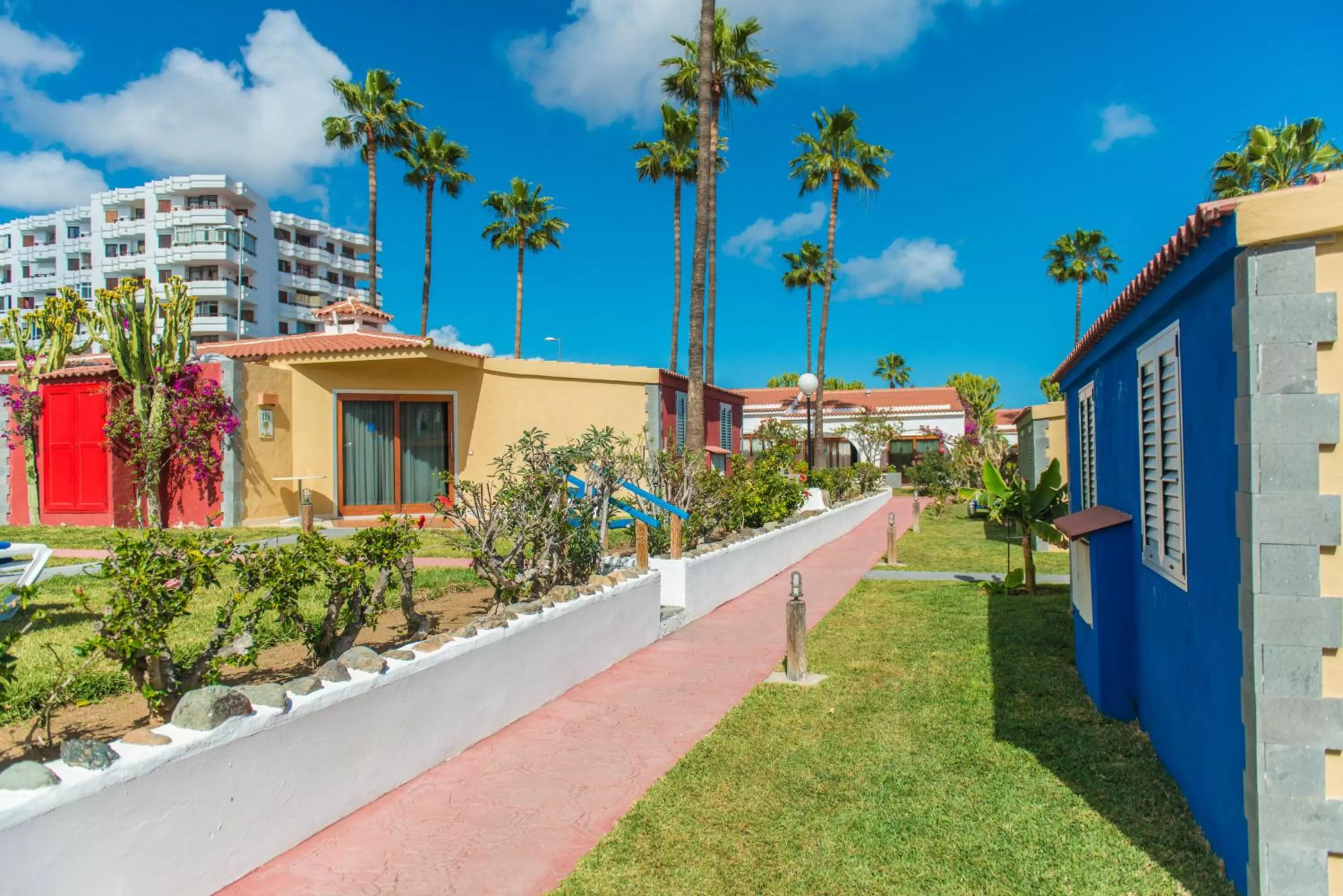 Facade/entrance in HL Miraflor Suites Hotel