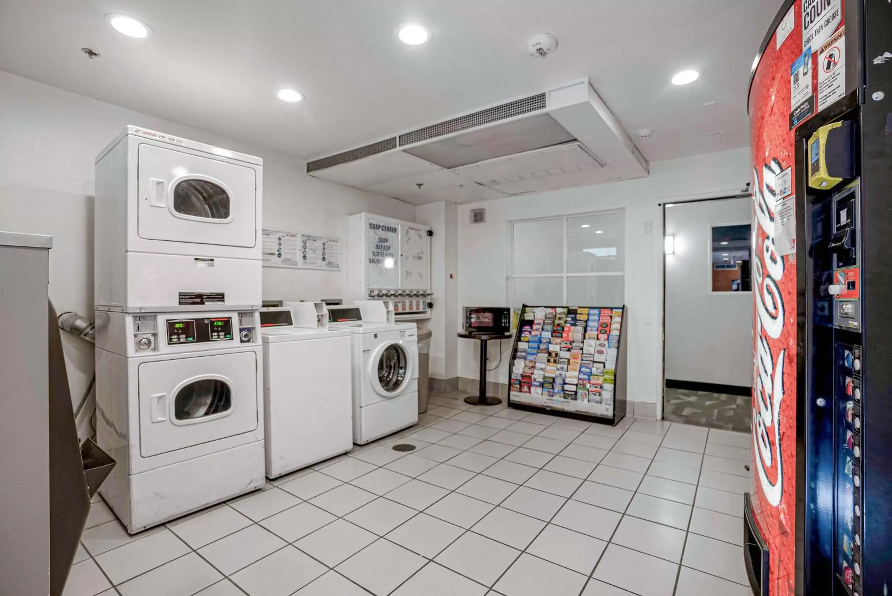 laundry, Kitchen/Kitchenette in Motel 6-San Diego, CA - Downtown
