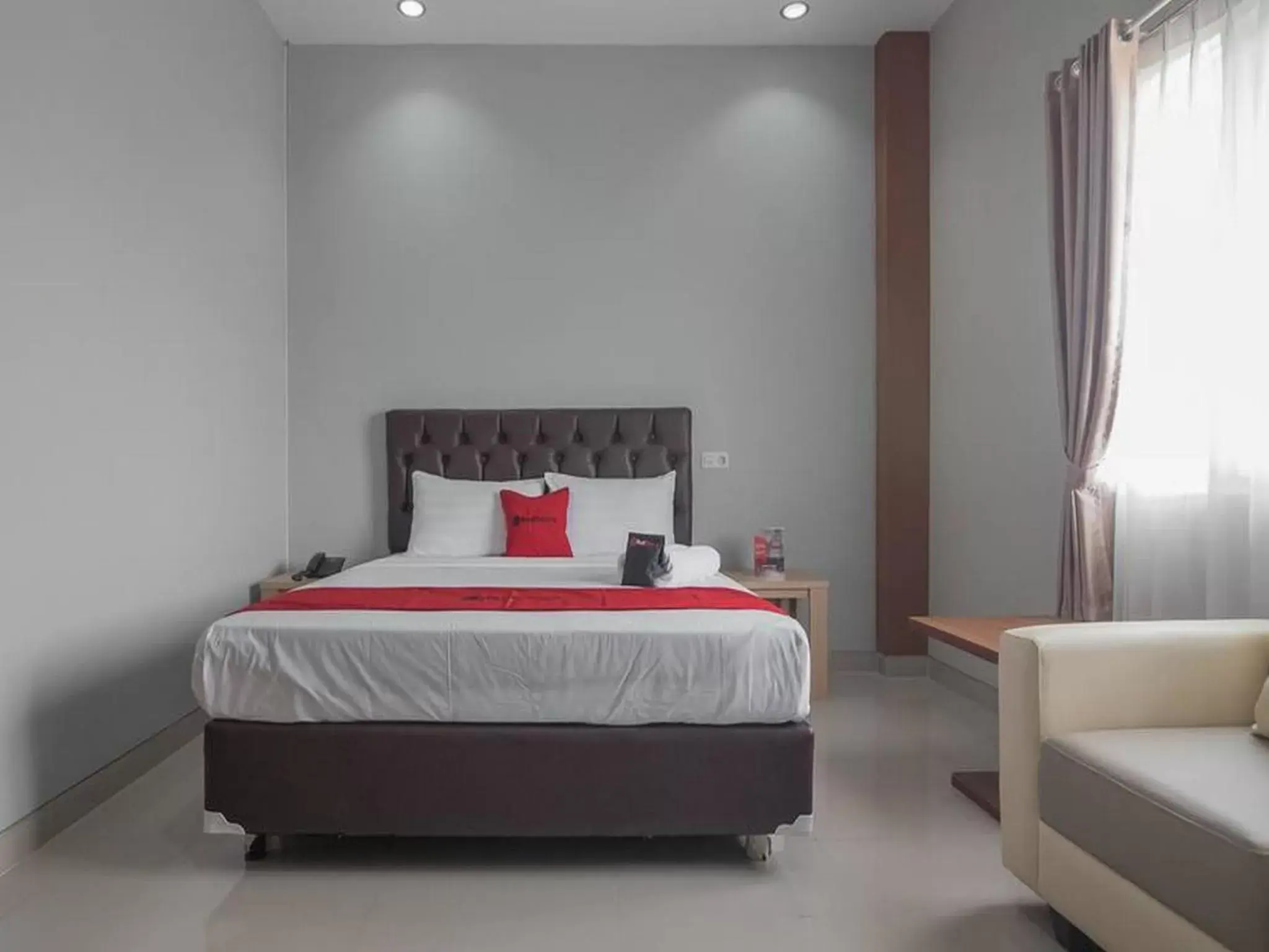 Bedroom, Bed in RedDoorz near Islamic Center Samarinda Bedroom, Bed in RedDoorz near Islamic Center Samarinda