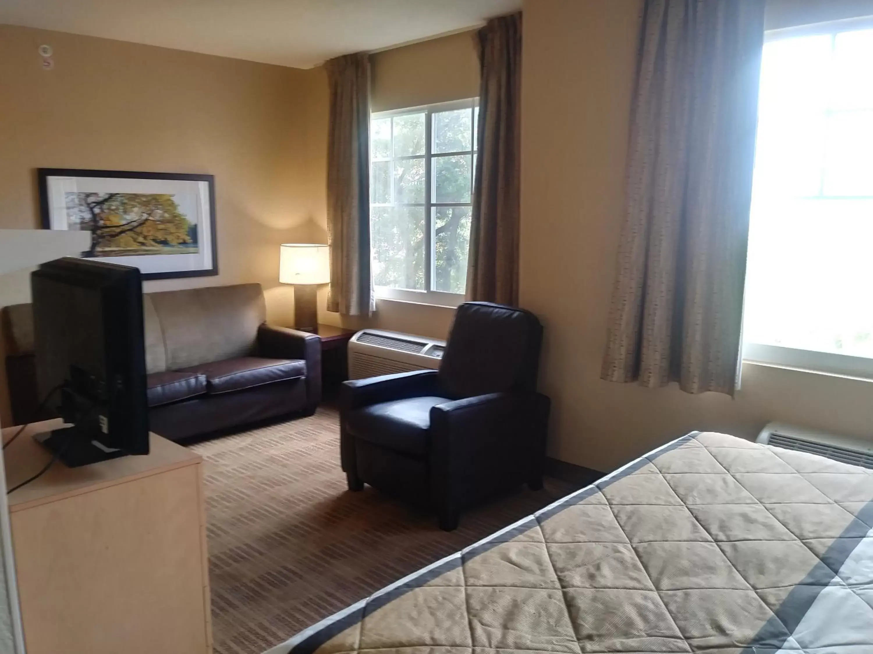 Bed, Seating Area in Extended Stay America Suites - Atlanta - Alpharetta - Northpoint - West