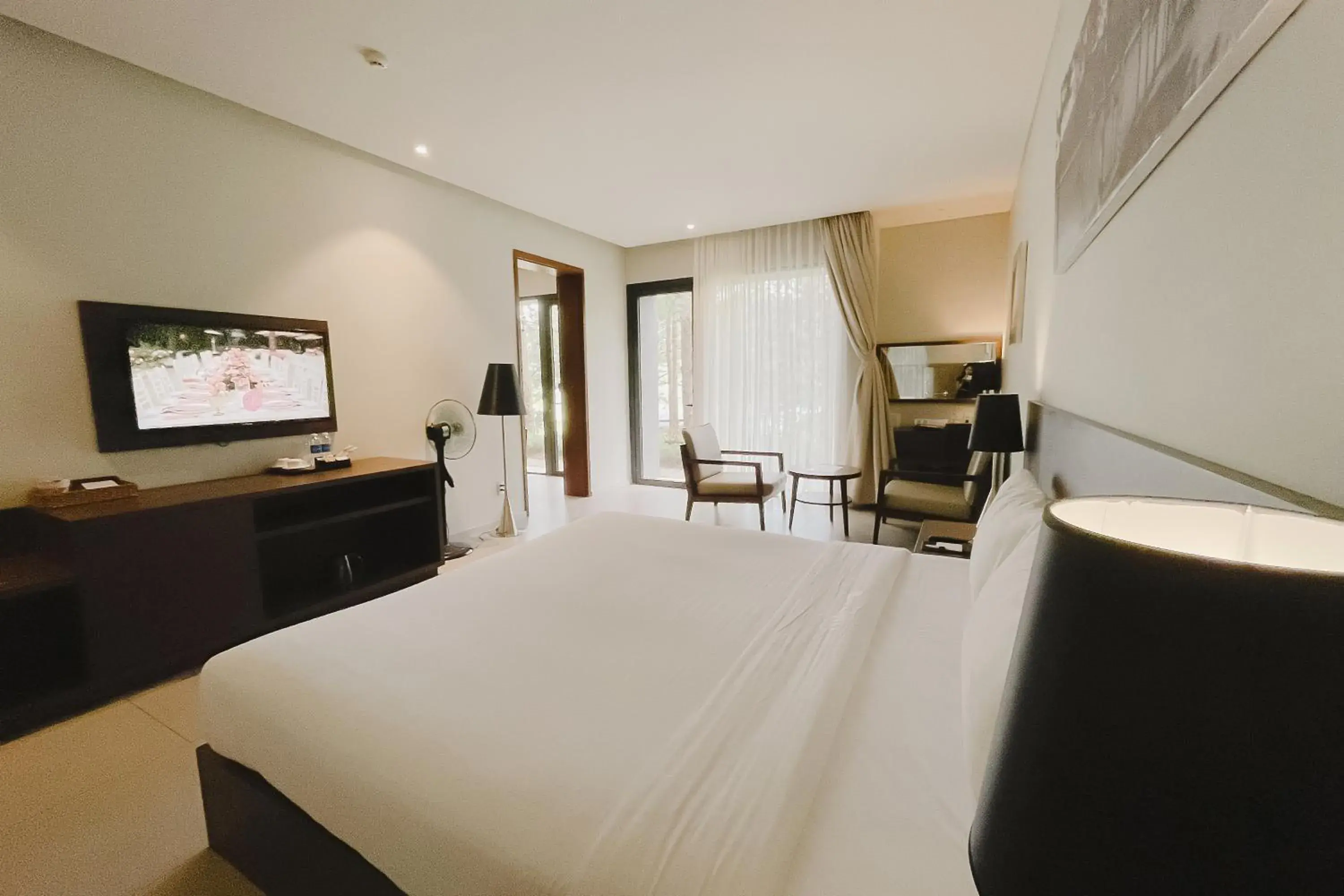 Bed, TV/Entertainment Center in Terracotta Hotel And Resort Dalat