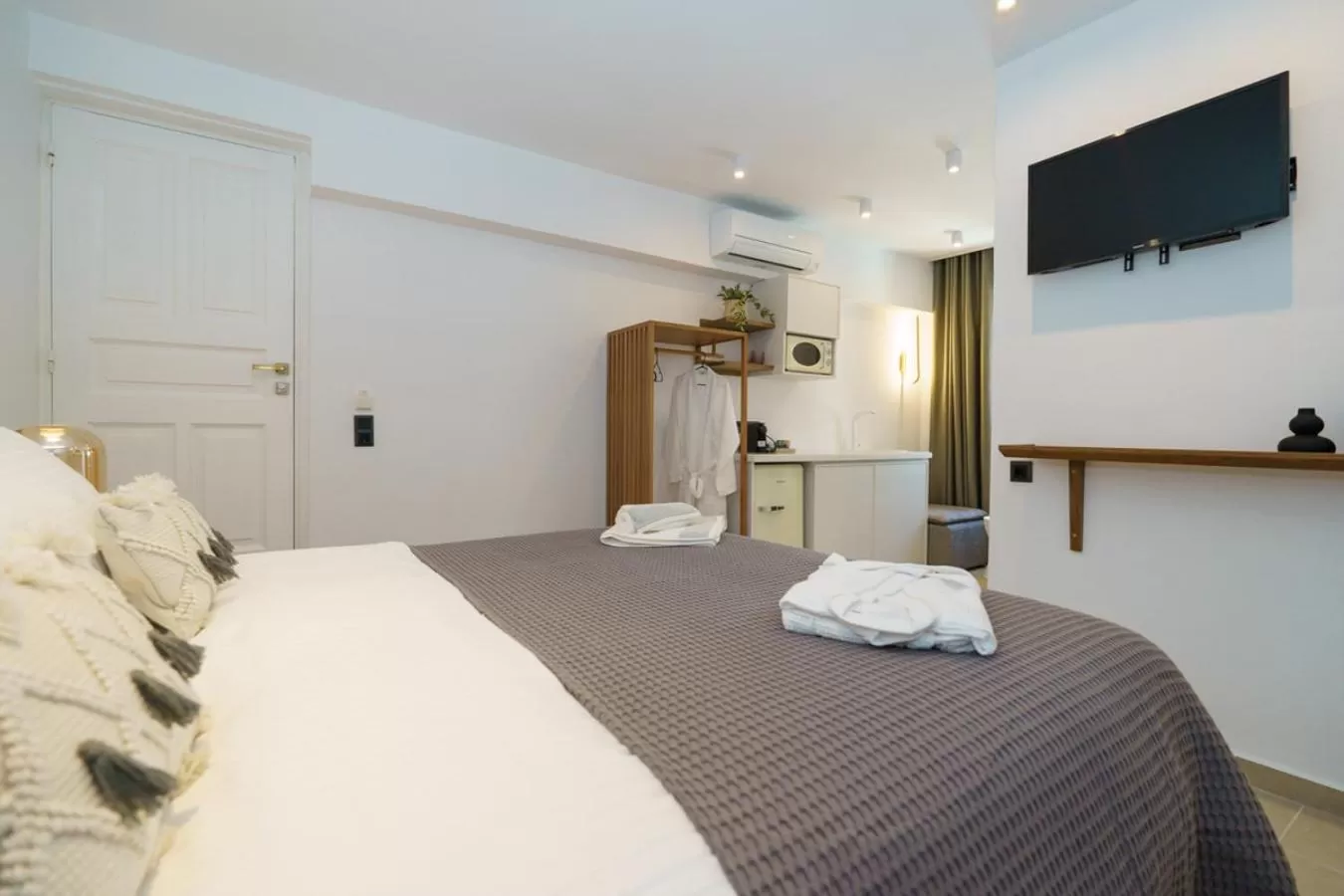 Bed in La Vie Hydra Luxury Suites