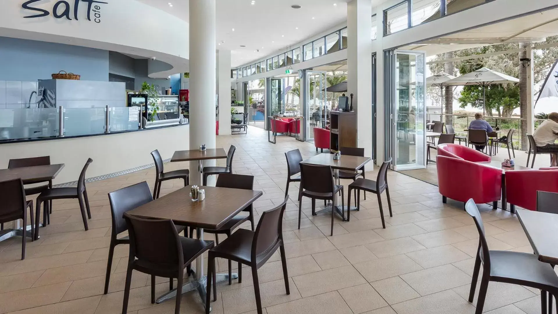 Restaurant/Places to Eat in Oaks Hervey Bay Resort and Spa