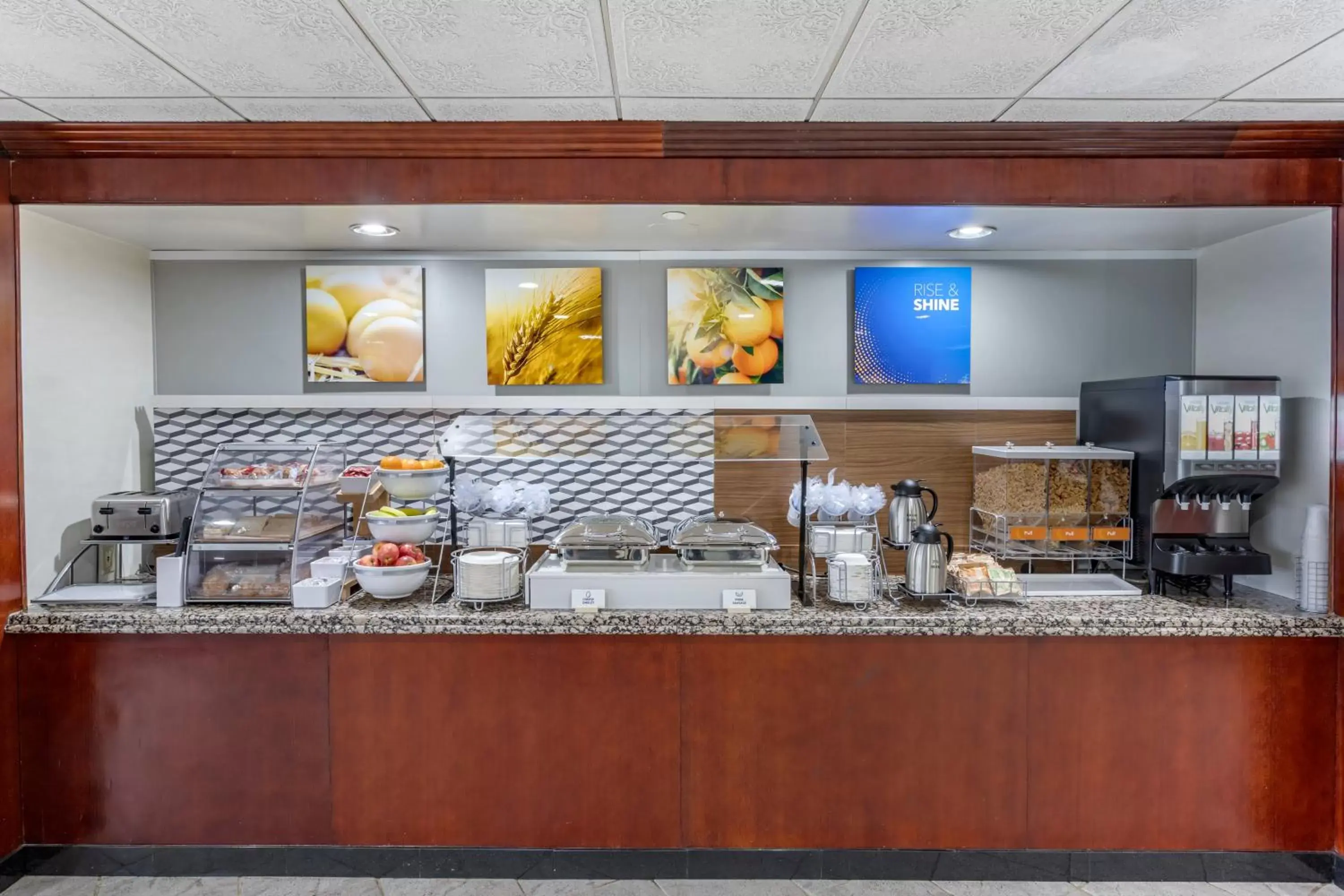 Breakfast, Food in Comfort Inn Paramus - Hackensack