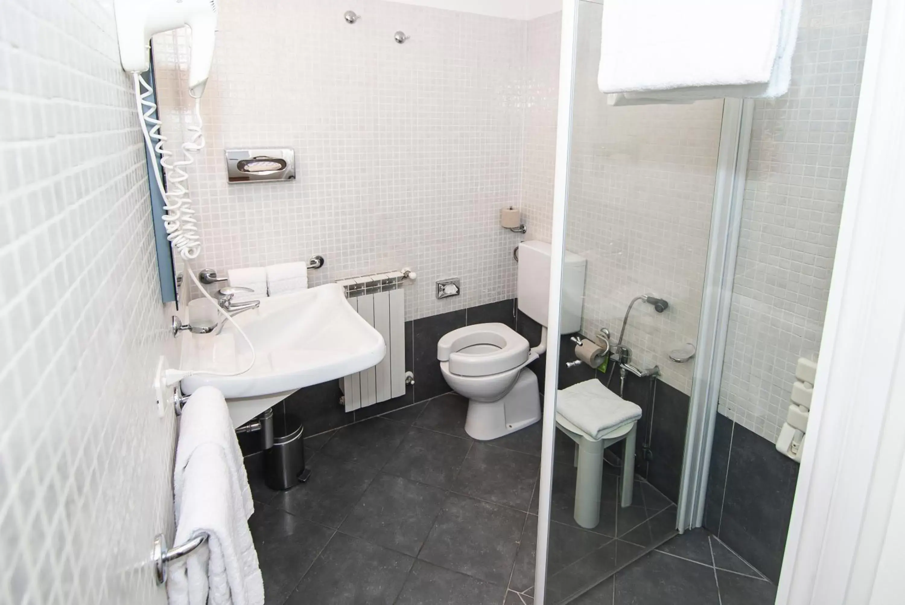 Bathroom in Hotel La Colonna