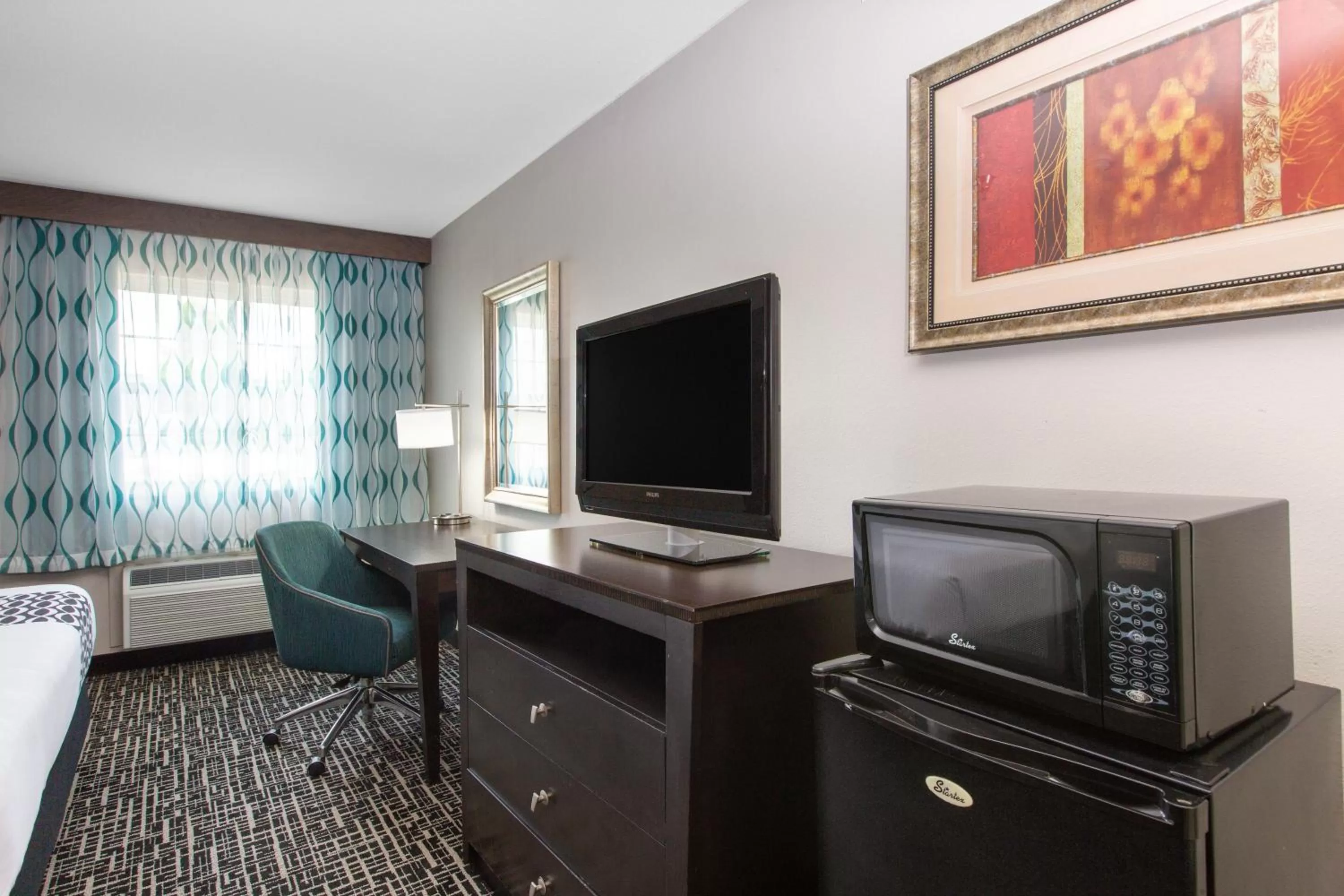 TV and multimedia, Bed in La Quinta by Wyndham Blue Springs